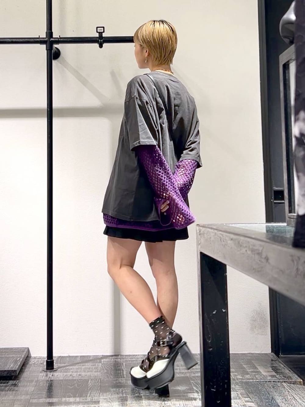 ホワイト系のサンダル、パープル系のTシャツ/カットソー、ブラック系のカーゴパンツを着用したレディースの春コーディネートの2枚目の写真