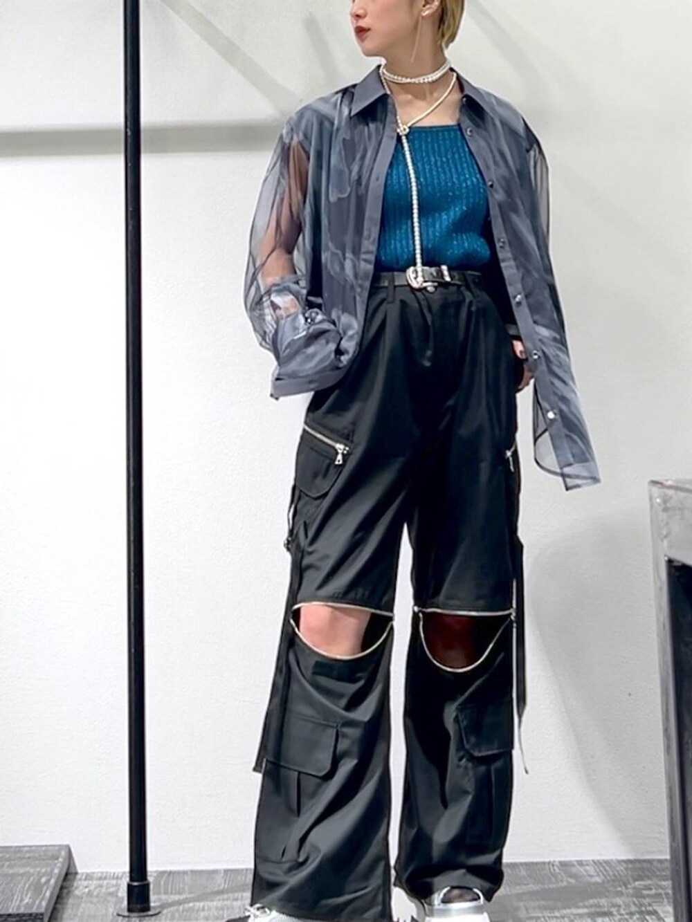 シルバー系のサンダル、ブルー系のタンクトップ、ブラック系のカーゴパンツを着用したレディースの春コーディネートの5枚目の写真