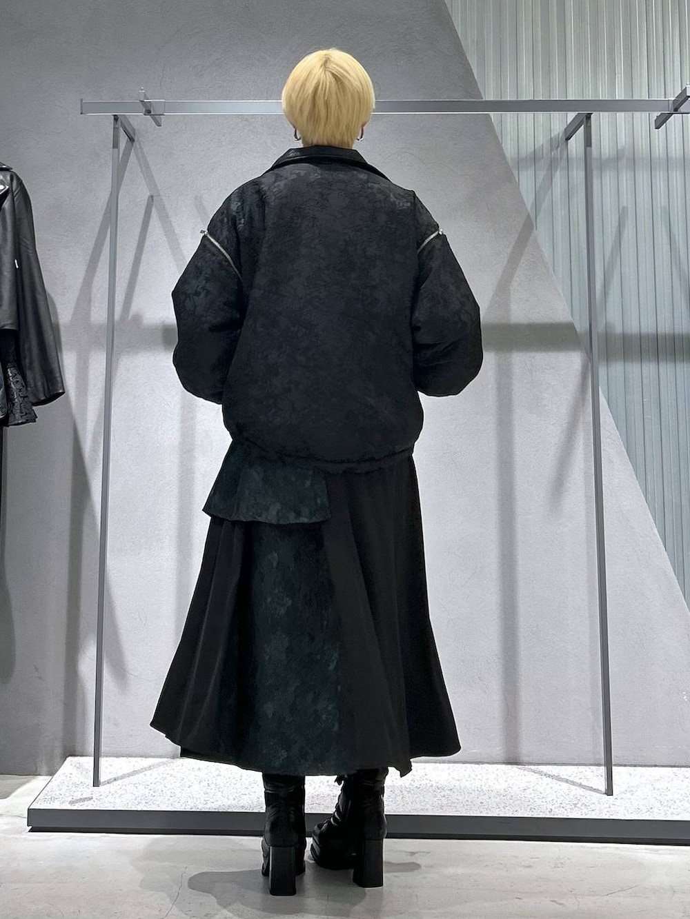 ブラック系のブルゾン、ブラック系のブーツ、グリーン系のスウェットを着用したレディースの秋コーディネートの4枚目の写真