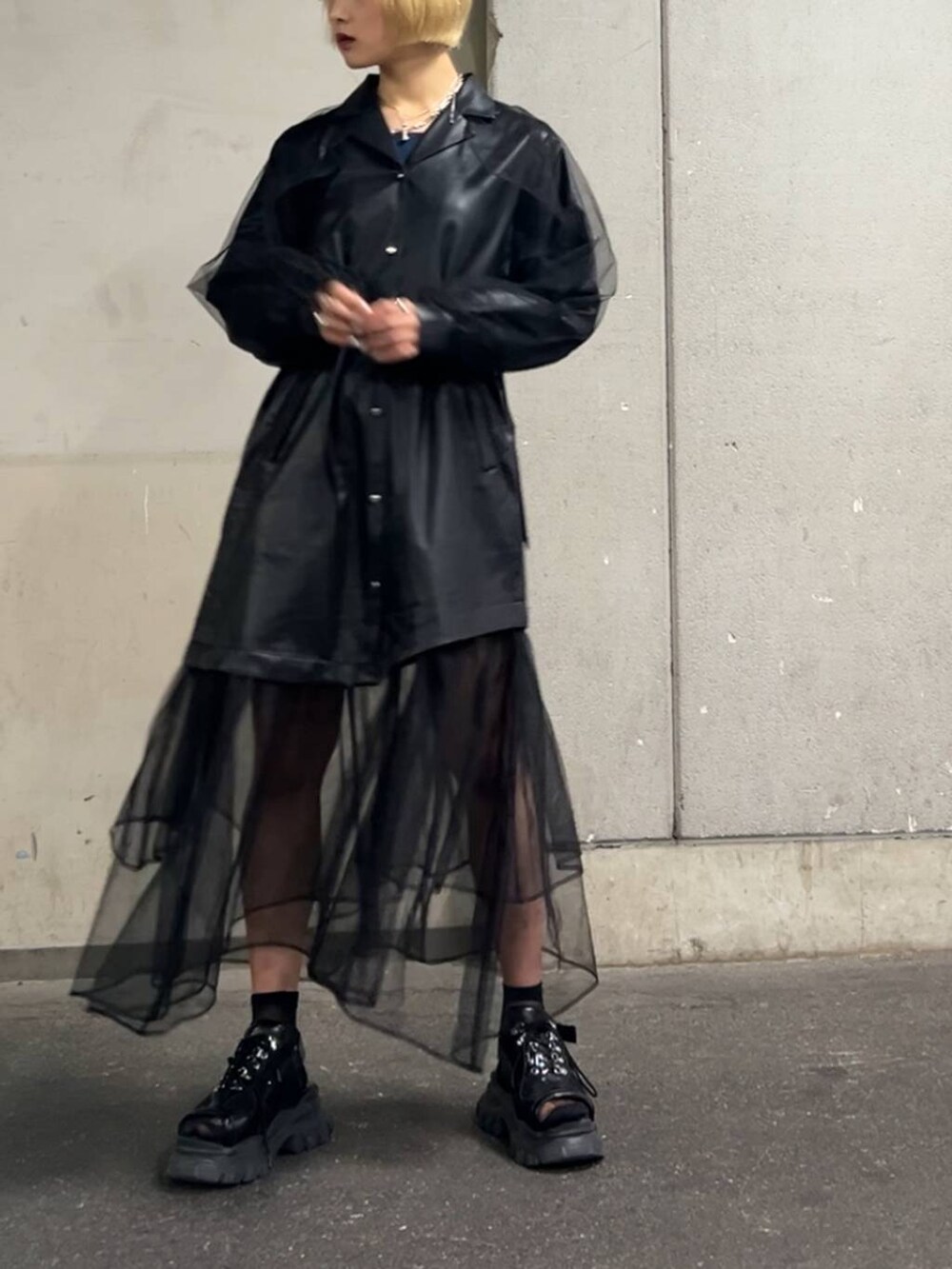 ブラック系のワンピースを着用したレディースの秋コーディネートの6枚目の写真