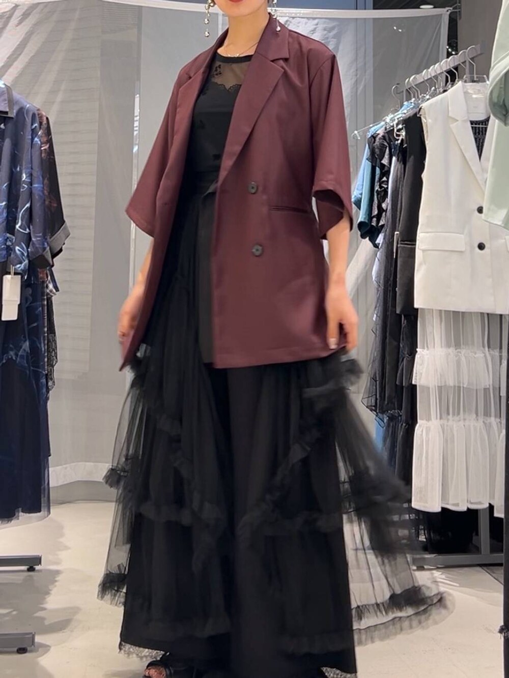 ブラック系のサンダル、ブラック系のスカート、ブラック系のその他パンツを着用したレディースの夏コーディネートの4枚目の写真