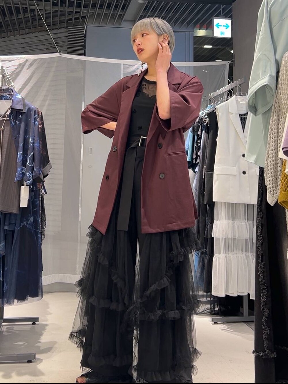 ブラック系のサンダル、ブラック系のスカート、ブラック系のその他パンツを着用したレディースの夏コーディネートの2枚目の写真