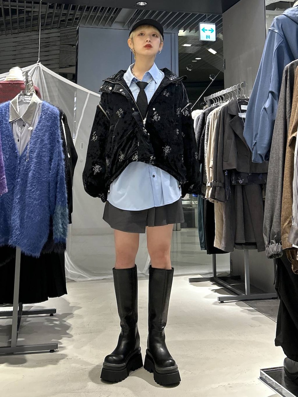 ブラック系のネクタイ、ブラック系のブルゾン、グレー系のその他パンツを着用したレディースの秋コーディネートの3枚目の写真