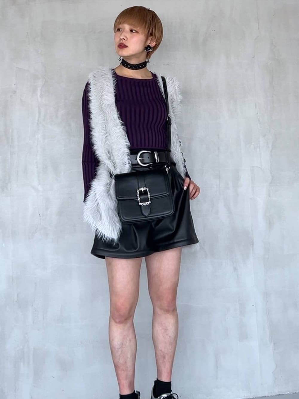 グレー系のカーディガン/ボレロ、シルバー系のスニーカー、ブラック系のカーゴパンツを着用したレディースの夏コーディネートの4枚目の写真