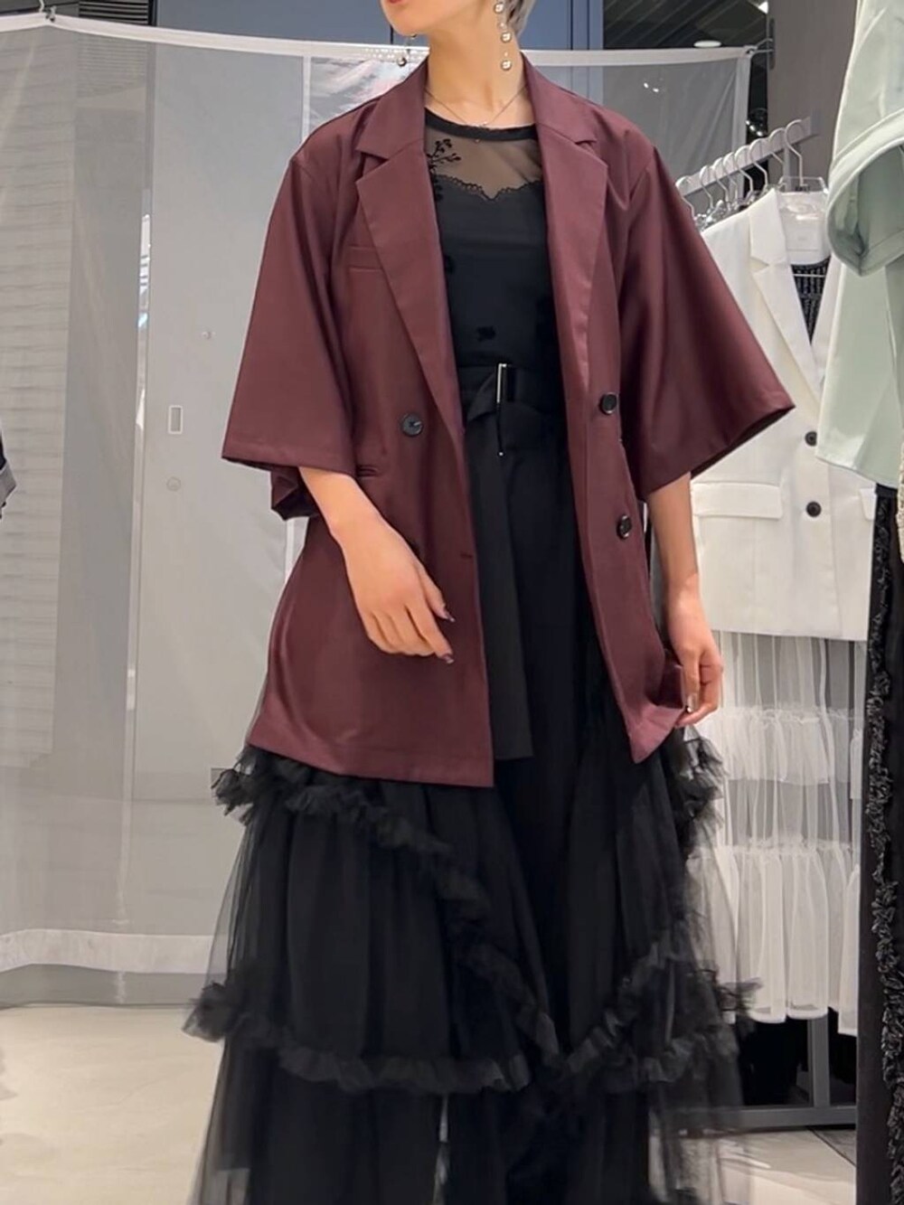 ブラック系のサンダル、ブラック系のスカート、ブラック系のその他パンツを着用したレディースの夏コーディネートの3枚目の写真