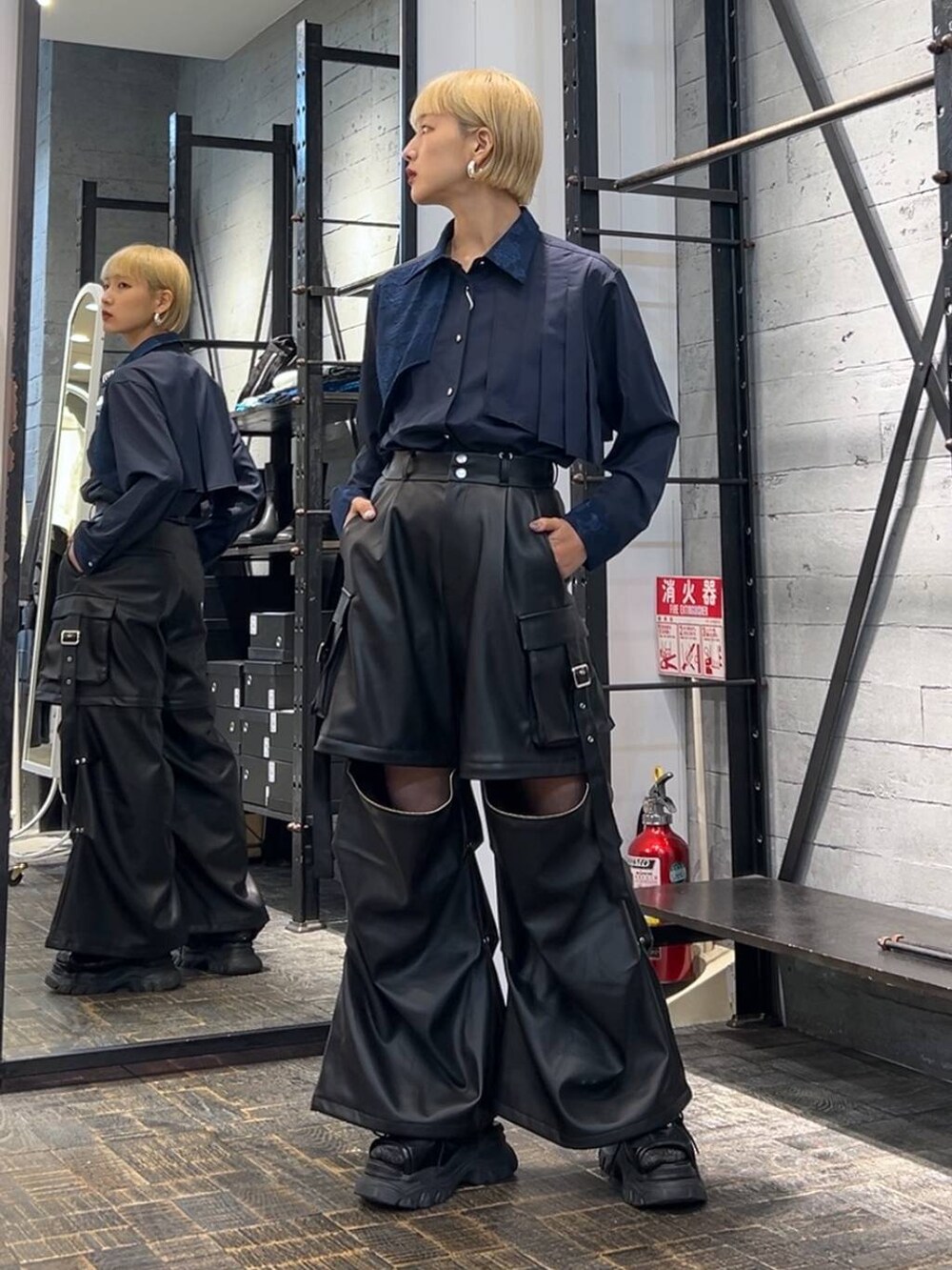 ブラック系のカーゴパンツ、ブラック系のサンダル、ブルー系のシャツ/ブラウスを着用したレディースの秋コーディネートの3枚目の写真