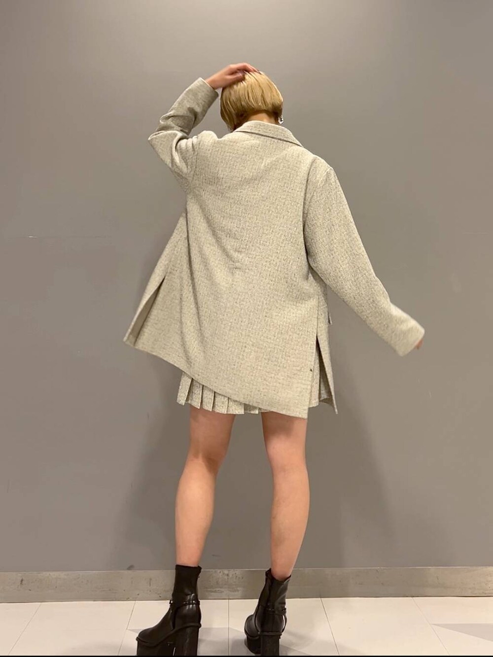 ブラック系のブーツ、ホワイト系のシャツ/ブラウス、ホワイト系のセットアップを着用したレディースの秋コーディネートの3枚目の写真