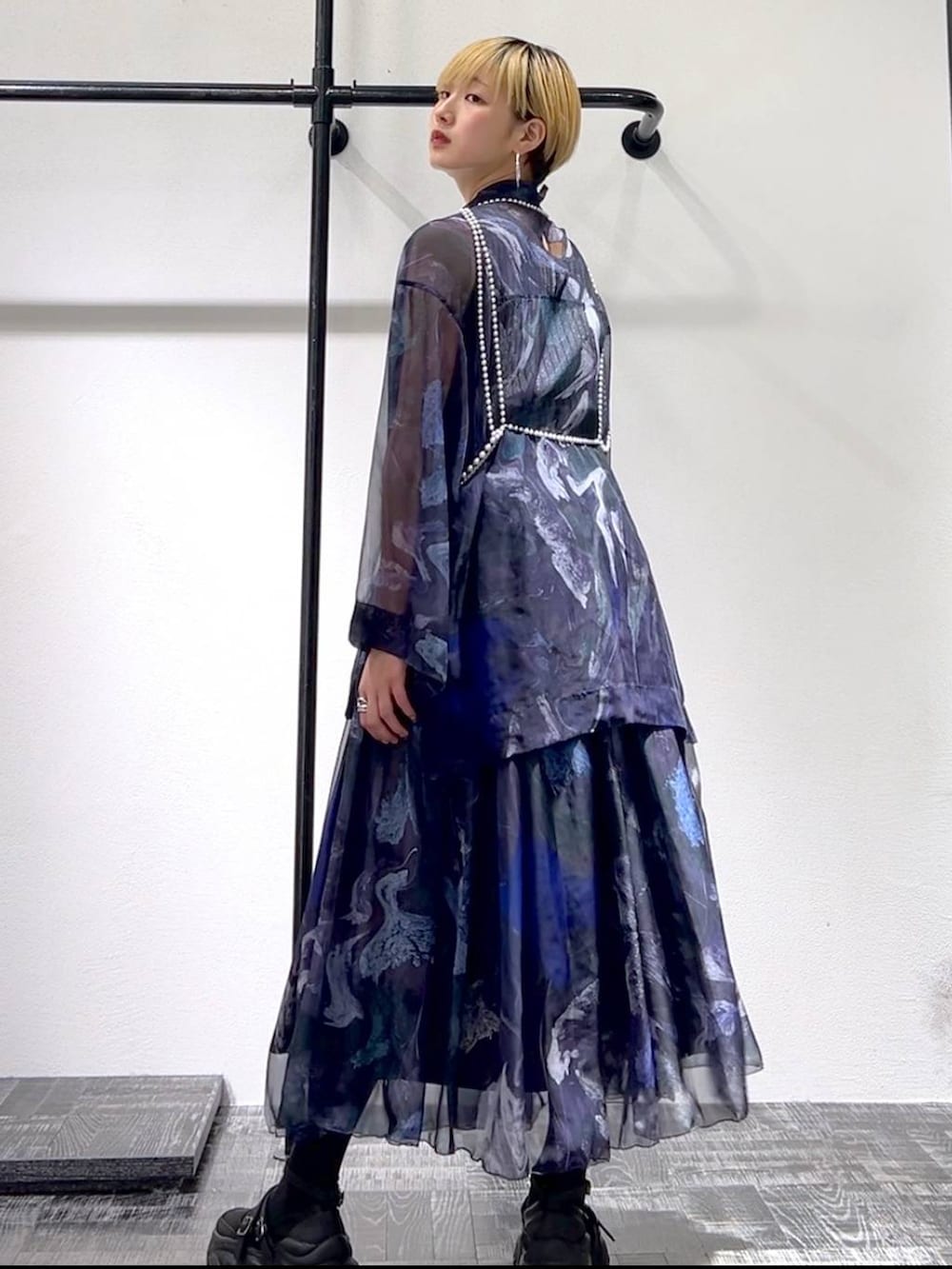 パープル系のスカート、ブラック系のスニーカー、パープル系のシャツ/ブラウスを着用したレディースの春コーディネートの2枚目の写真