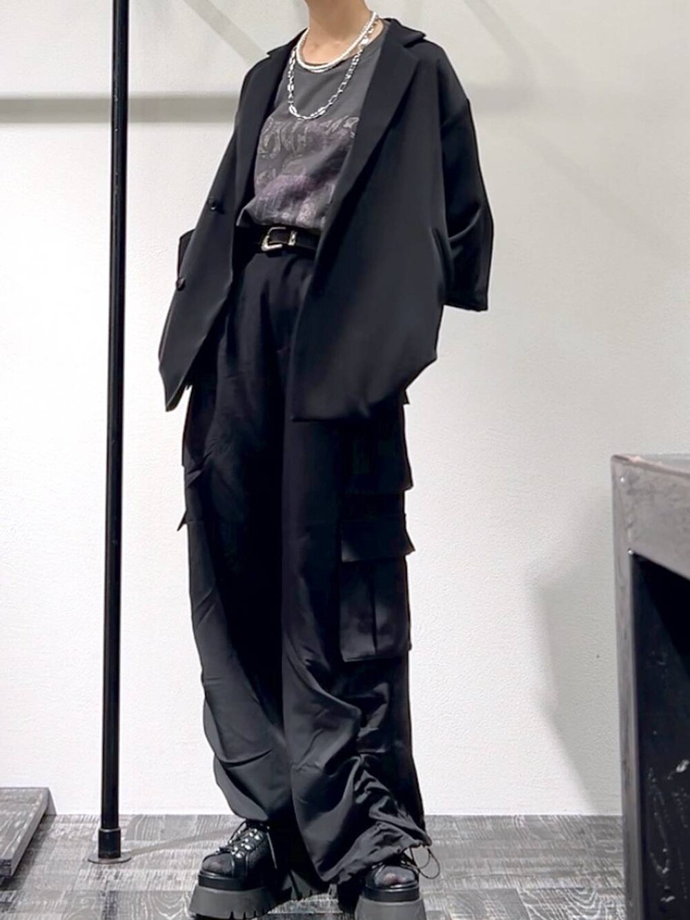 ブラック系のサンダル、ブラック系のテーラードジャケット、グレー系のTシャツ/カットソーを着用したレディースの春コーディネートの4枚目の写真