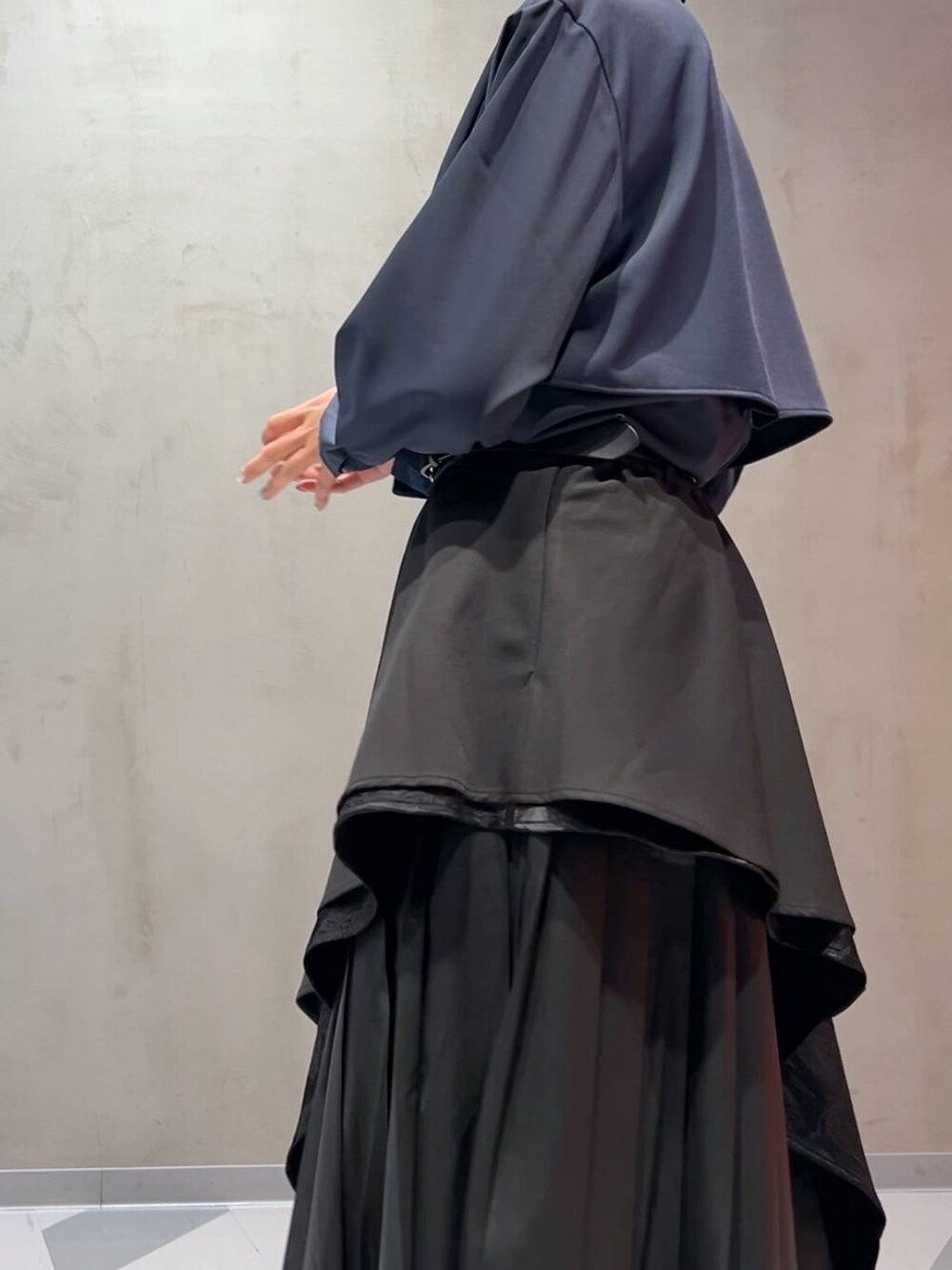 ブラック系のスカート、ブルー系のシャツ/ブラウス、シルバー系のネックレスを着用したレディースの秋コーディネートの6枚目の写真