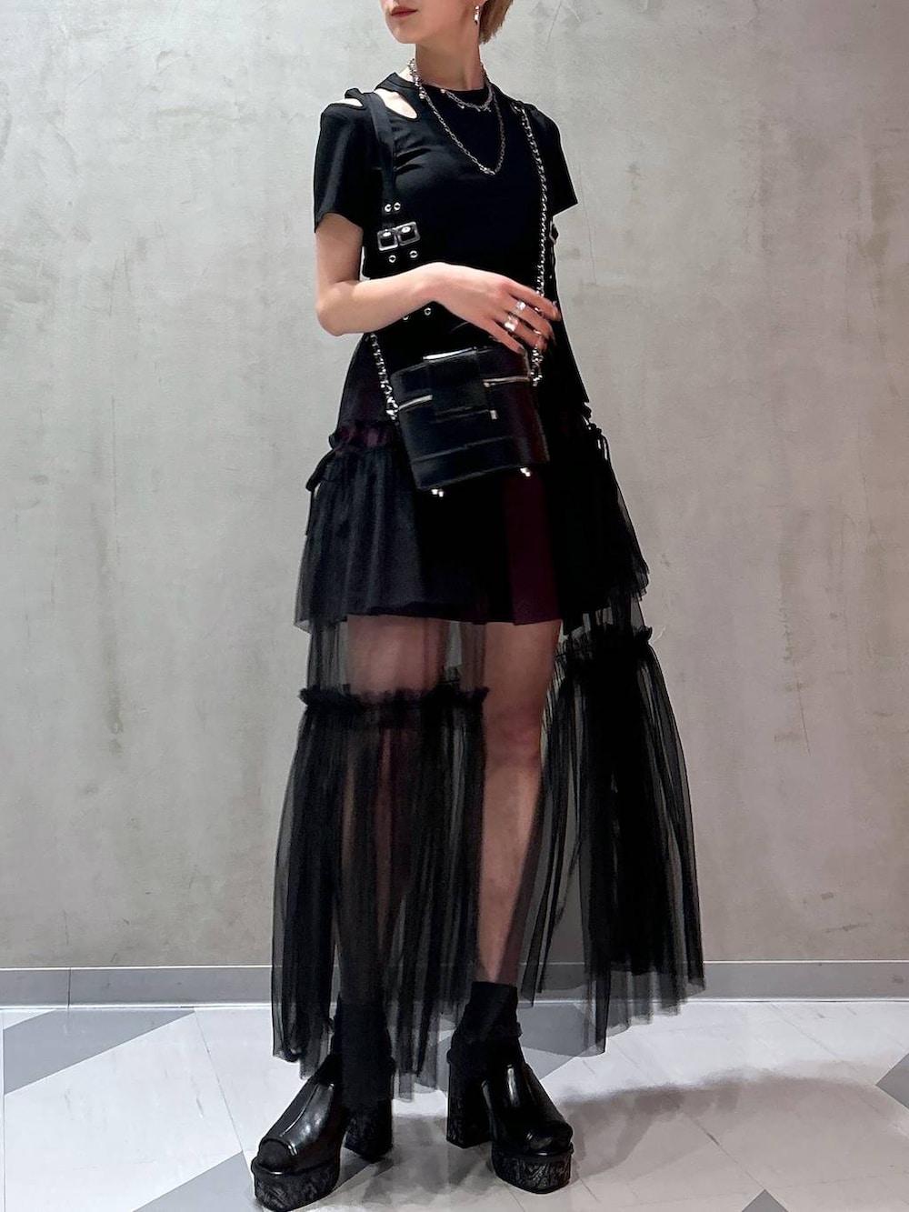 レッド系のスカート、グレー系のサンダル、パープル系のその他パンツを着用したレディースの夏コーディネートの5枚目の写真