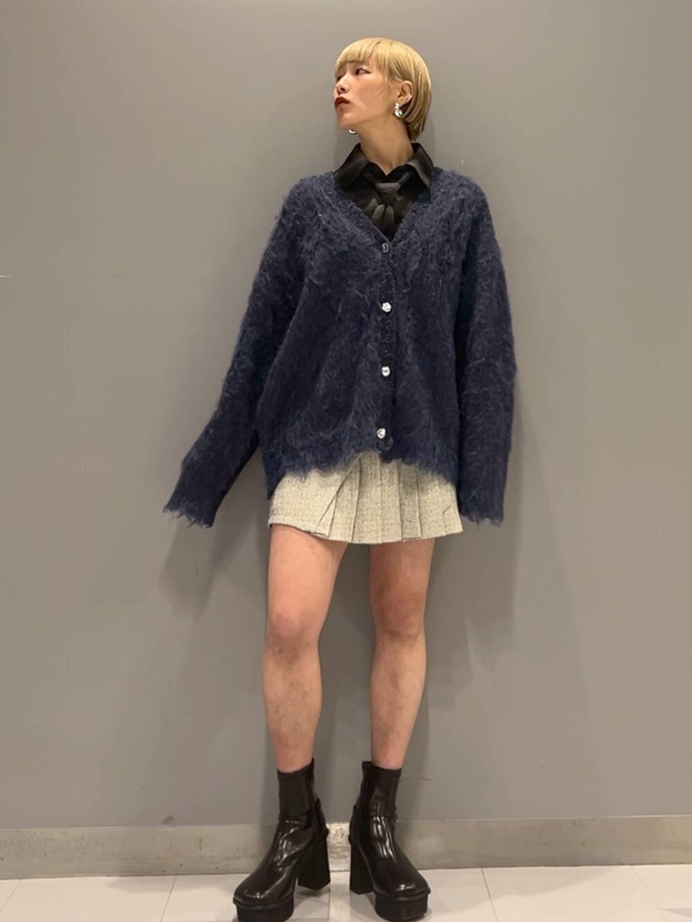 ブラック系のブーツ、ホワイト系のセットアップ、その他のシャツ/ブラウスを着用したレディースの秋コーディネートの5枚目の写真