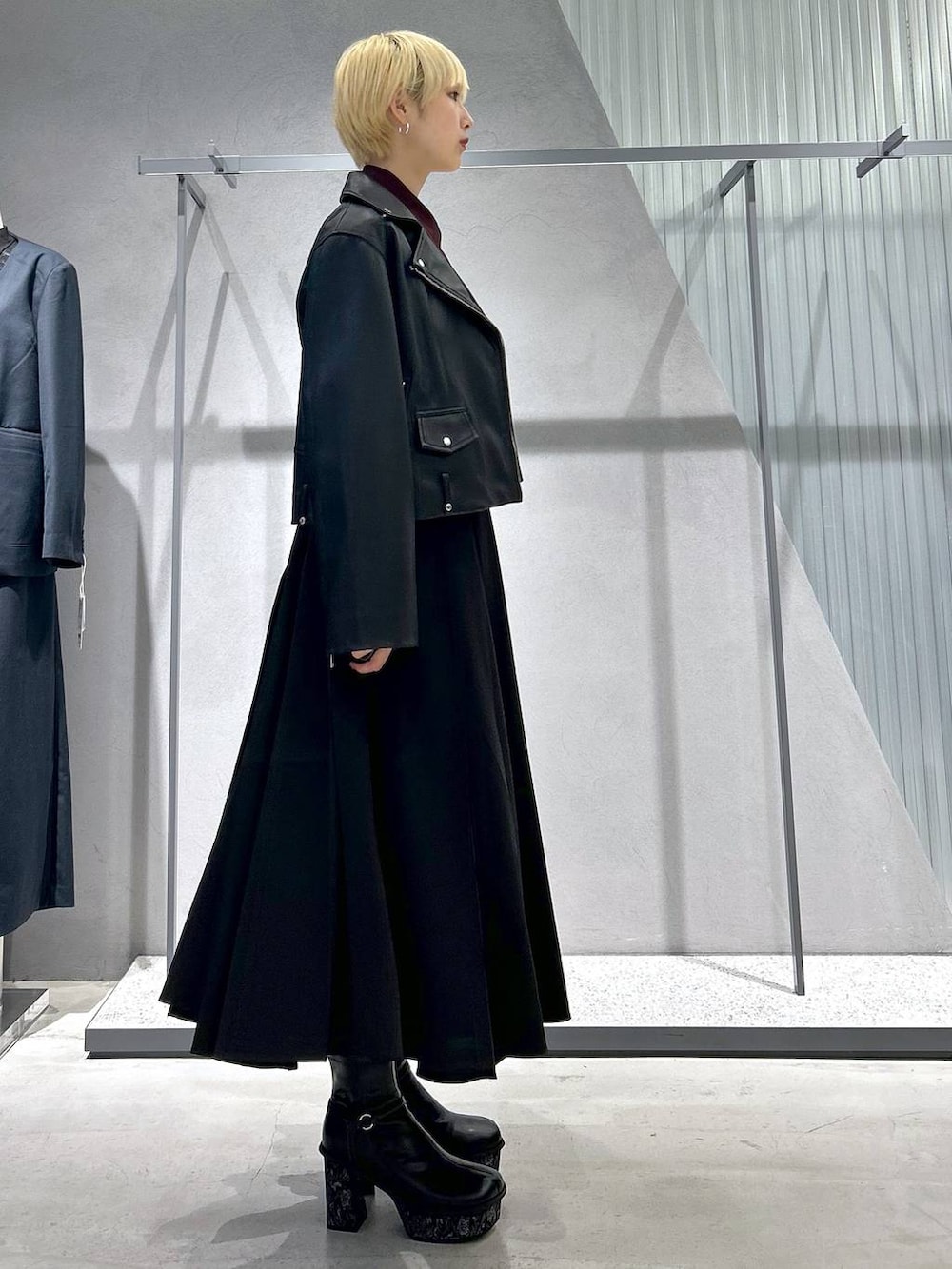 グレー系のブーツ、レッド系のシャツ/ブラウス、ブラック系のスカートを着用したレディースの秋コーディネートの2枚目の写真