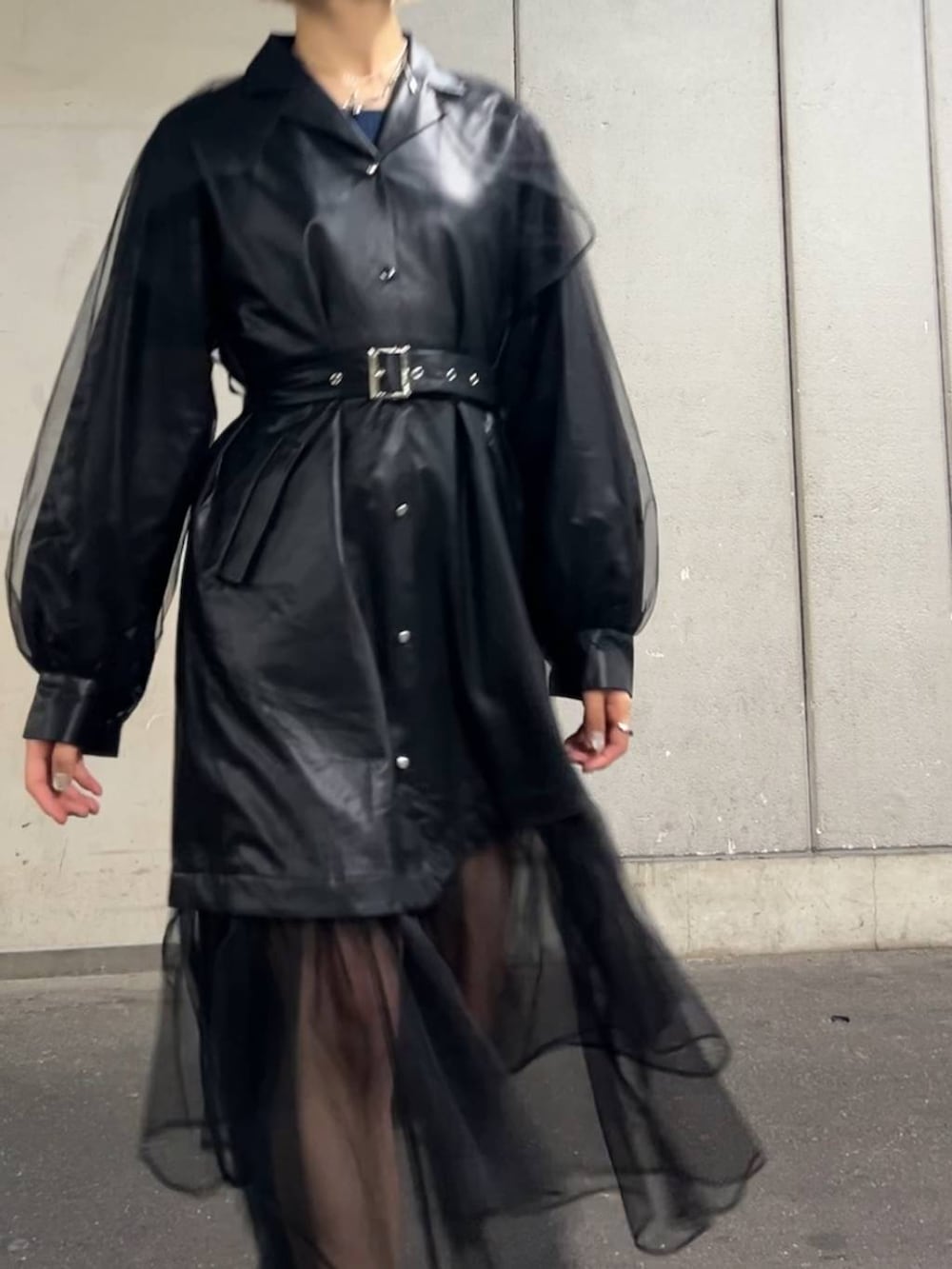 ブラック系のワンピースを着用したレディースの秋コーディネートの2枚目の写真