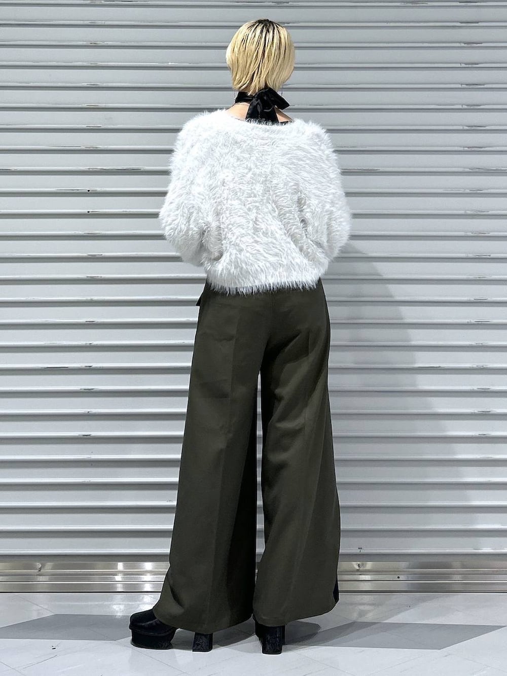 グレー系のブーツ、グレー系のカーディガン/ボレロ、グリーン系のスラックスを着用したレディースの冬コーディネートの4枚目の写真