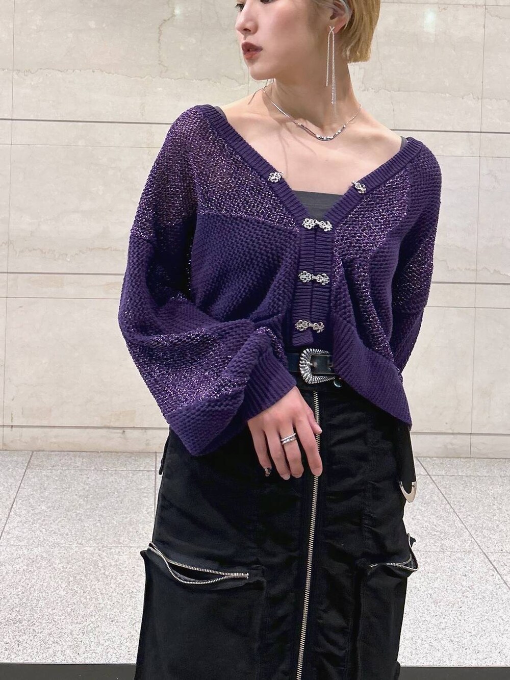 パープル系のカーディガン/ボレロ、ブラック系のスカート、ブラック系のベルトを着用したレディースの夏コーディネートの5枚目の写真