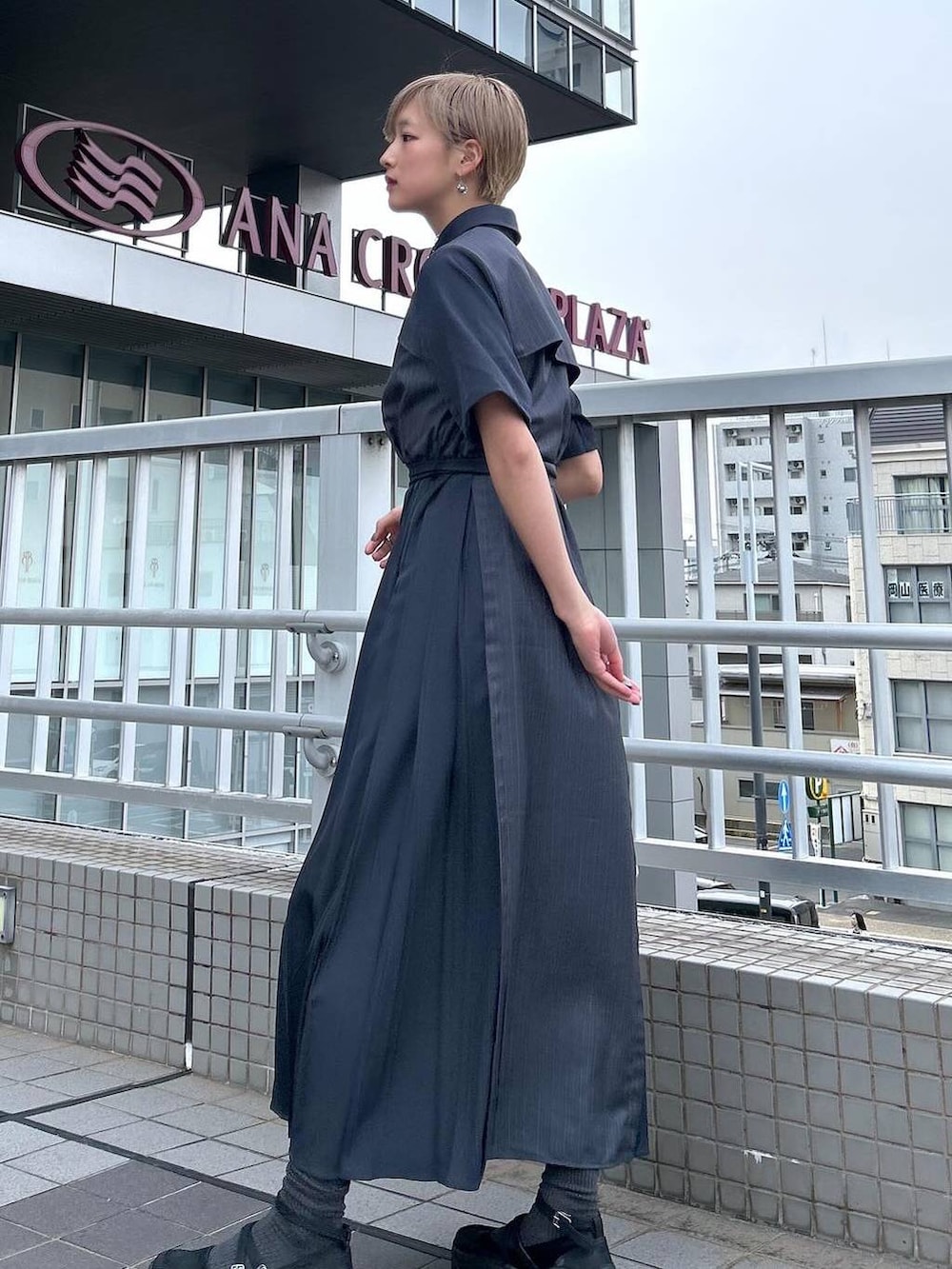 その他のワンピース、シルバー系のネックレスを着用したレディースの春コーディネートの3枚目の写真