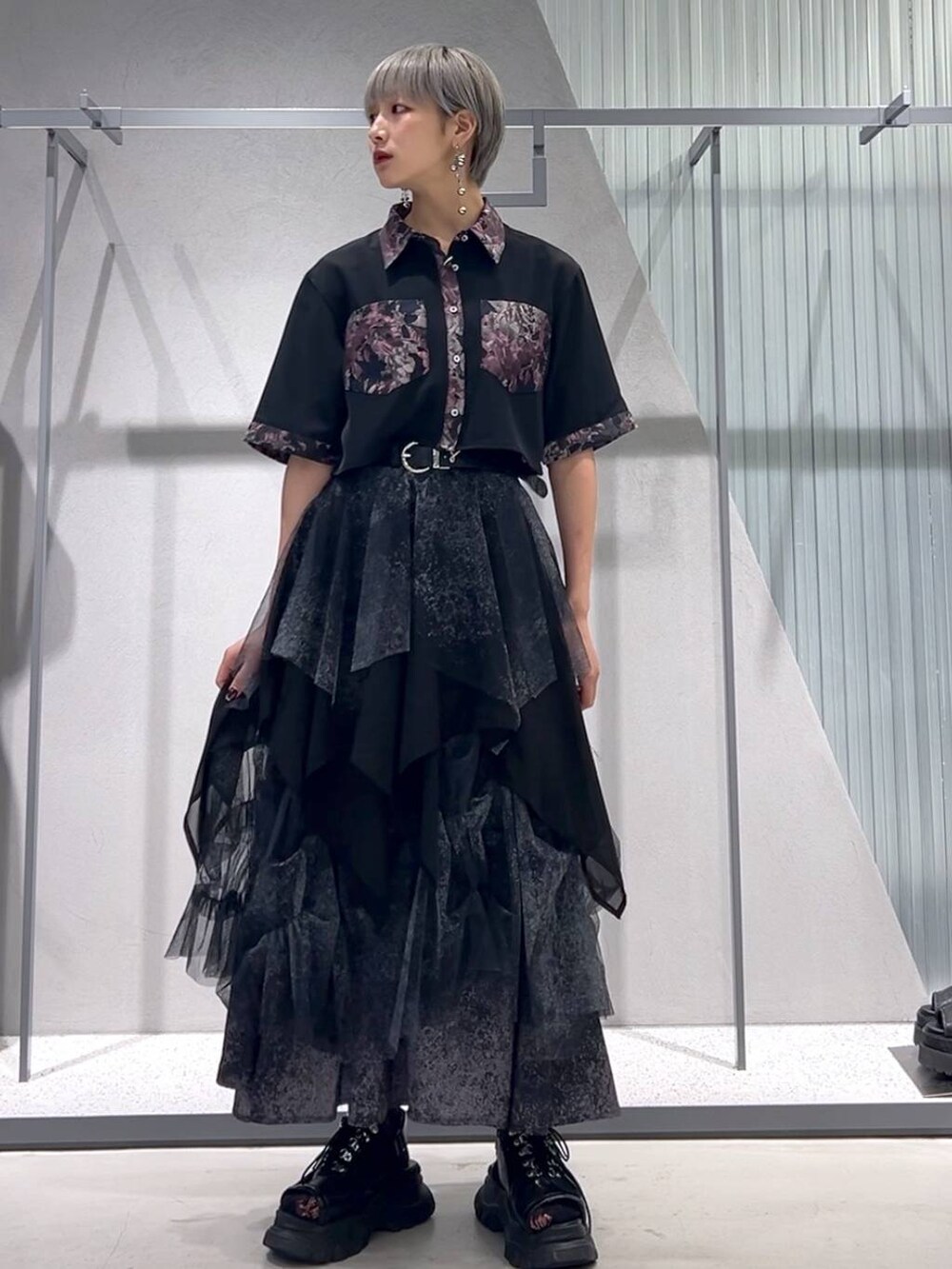 ピンク系のシャツ/ブラウス、グレー系のスカートを着用したレディースの夏コーディネートの3枚目の写真