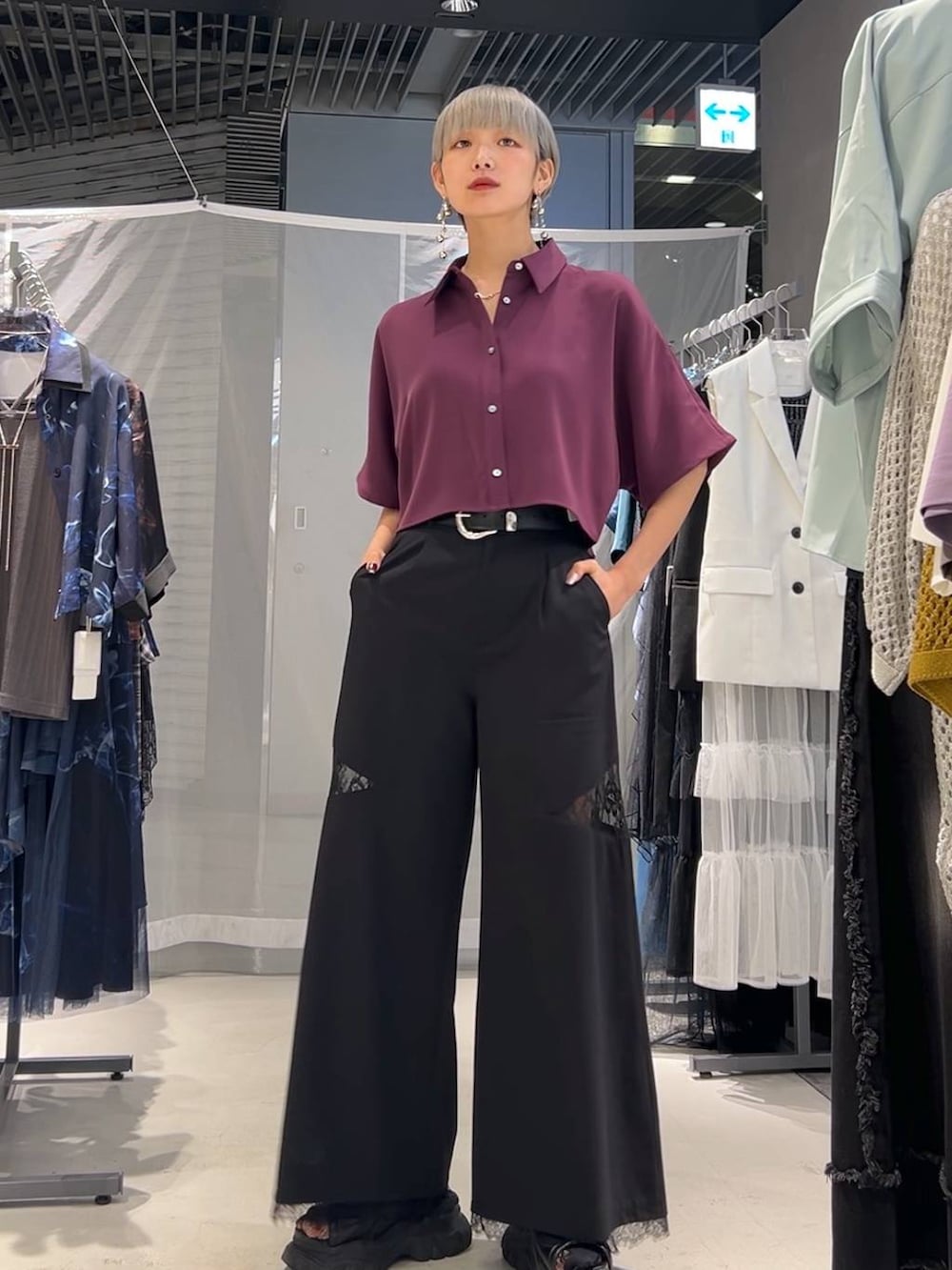 ブラック系のサンダル、ピンク系のシャツ/ブラウス、ブラック系のその他パンツを着用したレディースの夏コーディネートの3枚目の写真