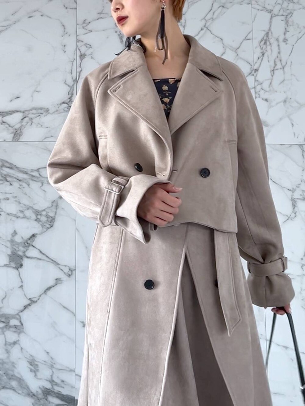 グレー系のブーツ、ブルー系のショルダーバッグ、ベージュ系のスカートを着用したレディースの夏コーディネートの3枚目の写真