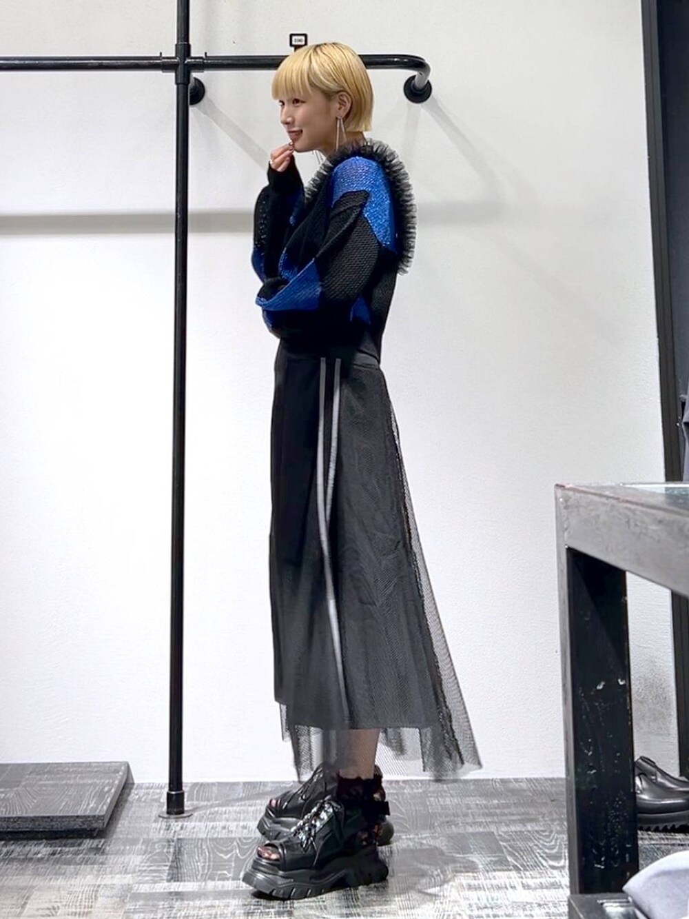 「着痩せ・細見え、モード、ベーシック/シンプル」｜「HAREのラメメッシュメタルニットカーディガン(HARE)（カーディガン/ボレロ、ブラック系）」を使った、Moneさん（レディース・162cm）の夏コーディネートの7枚目の写真