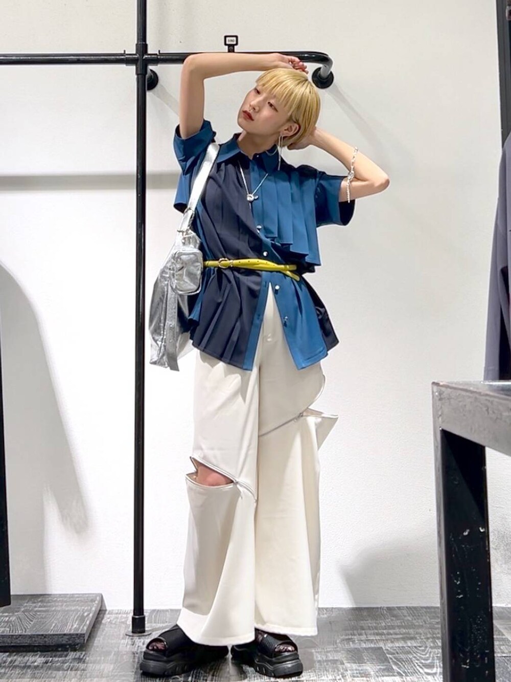 「ベーシック/シンプル、着痩せ・細見え、モード」｜「HAREのポーチツキショルダーBAG/A4 PC収納可能(HARE)（ショルダーバッグ、シルバー系）」を使った、Moneさん（レディース・162cm）の夏コーディネートの2枚目の写真