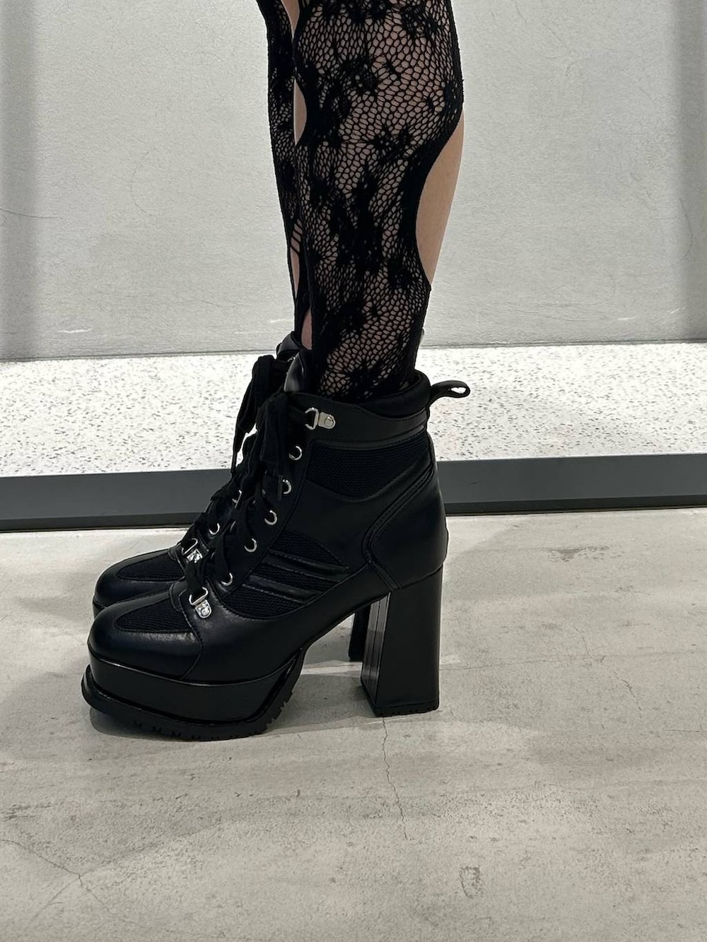 ブルー系のデニムスカート、ブラック系のブーツ、ブラウン系のシャツ/ブラウスを着用したレディースの秋コーディネートの4枚目の写真