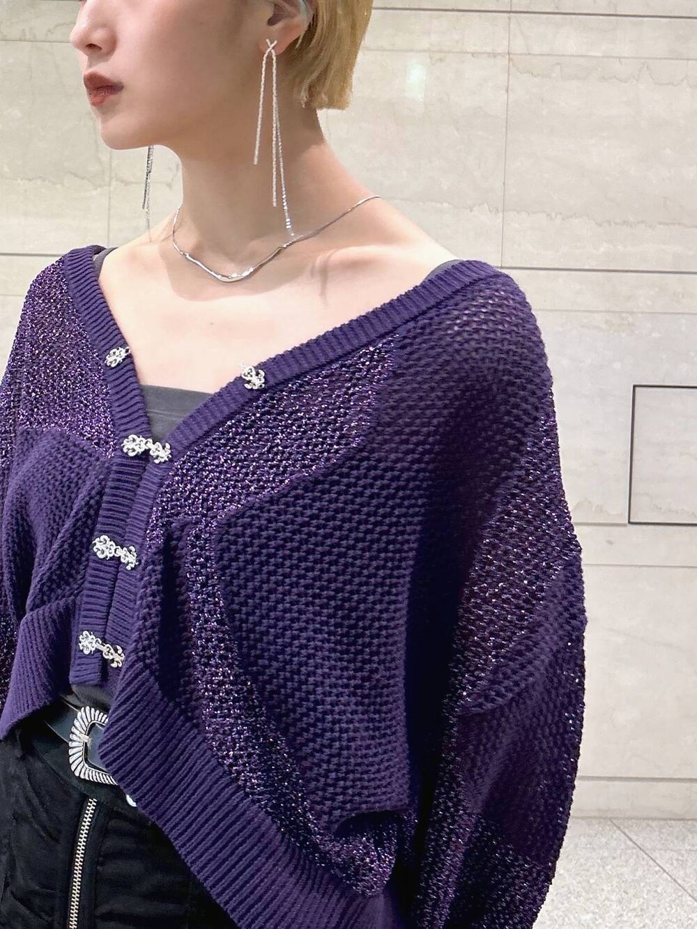 パープル系のカーディガン/ボレロ、ブラック系のスカート、ブラック系のベルトを着用したレディースの夏コーディネートの6枚目の写真