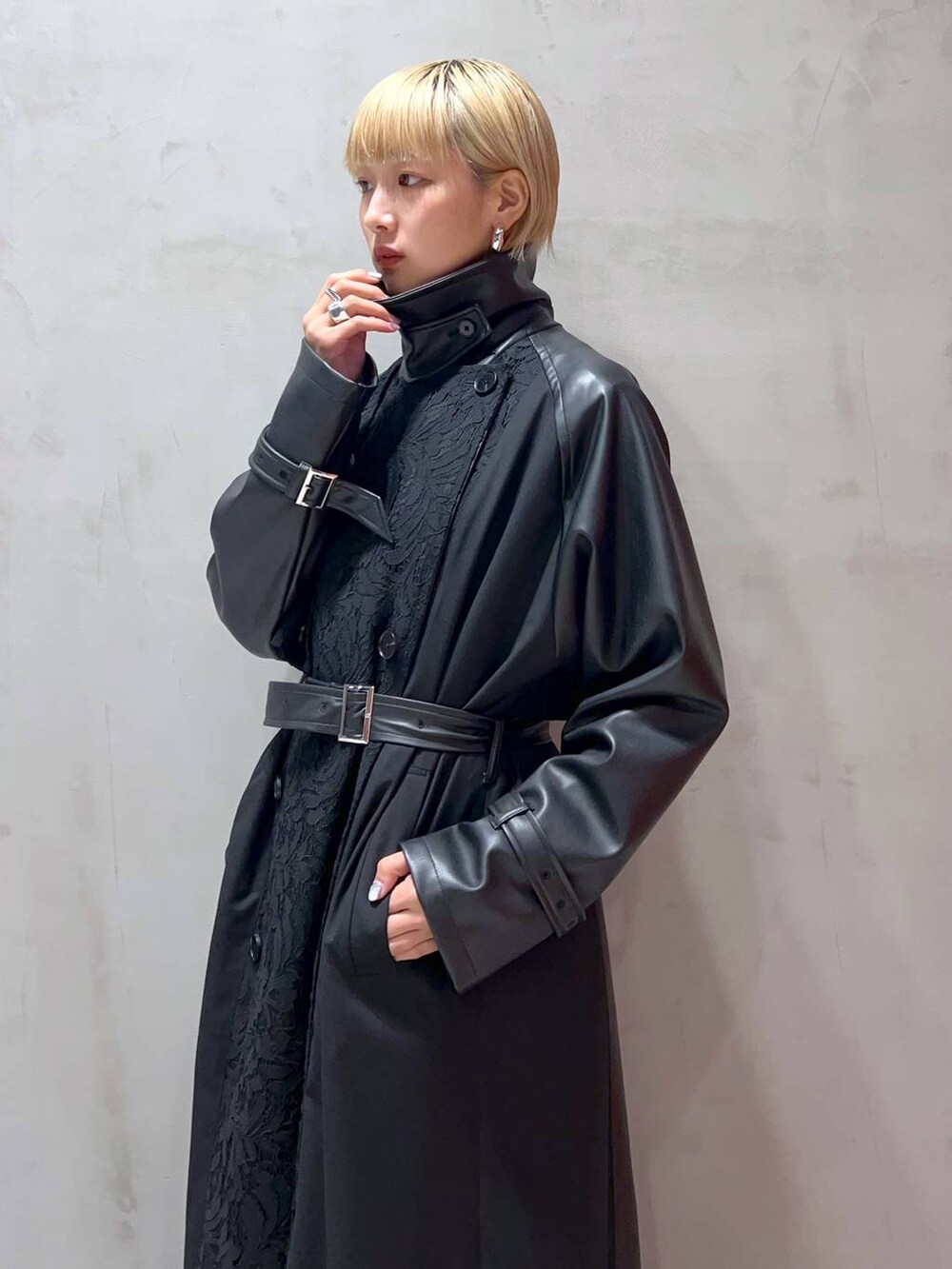 ブラック系のスカート、ブルー系のシャツ/ブラウス、ブラック系のトレンチコートを着用したレディースの秋コーディネートの5枚目の写真