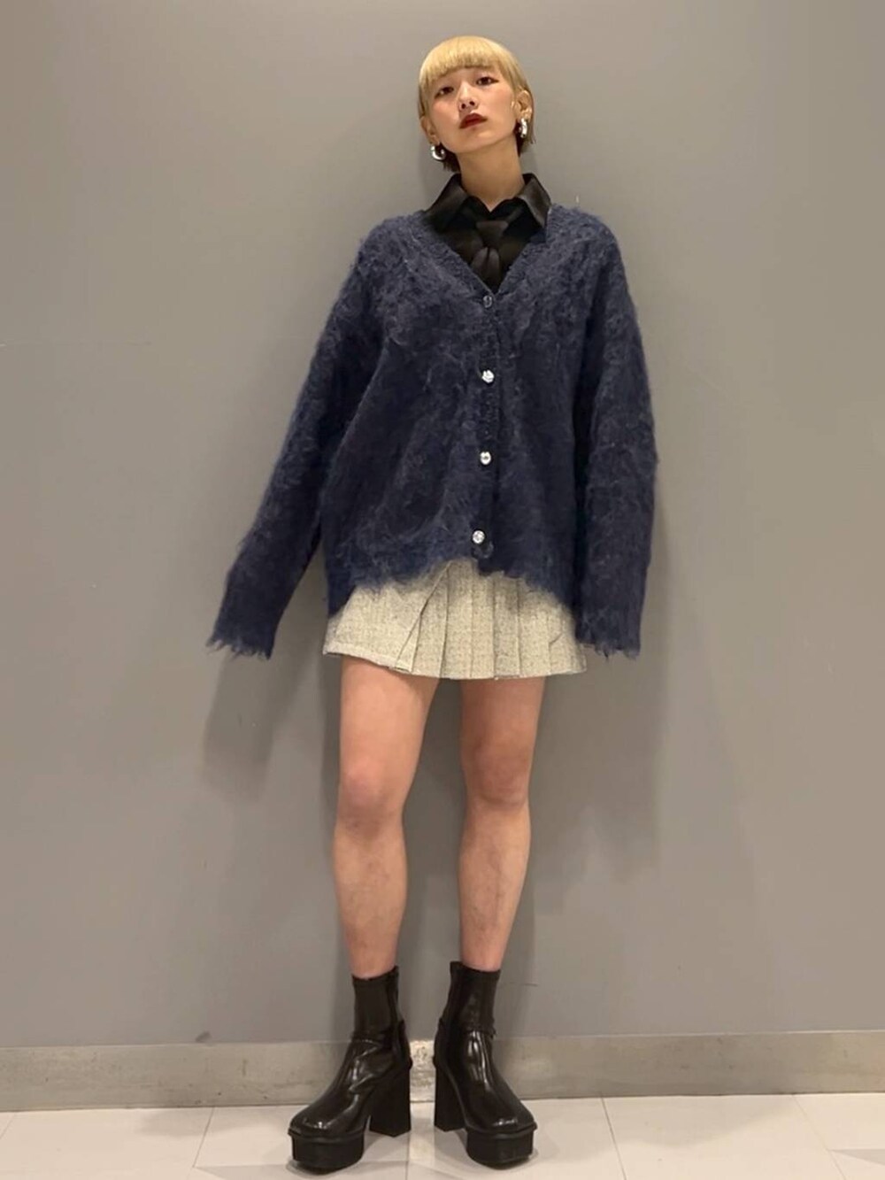 ブラック系のブーツ、ホワイト系のセットアップ、その他のシャツ/ブラウスを着用したレディースの秋コーディネートの4枚目の写真