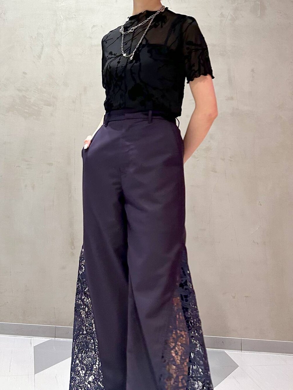 ブラック系のサンダル、ブラック系のTシャツ/カットソー、パープル系のその他パンツを着用したレディースの春コーディネートの2枚目の写真