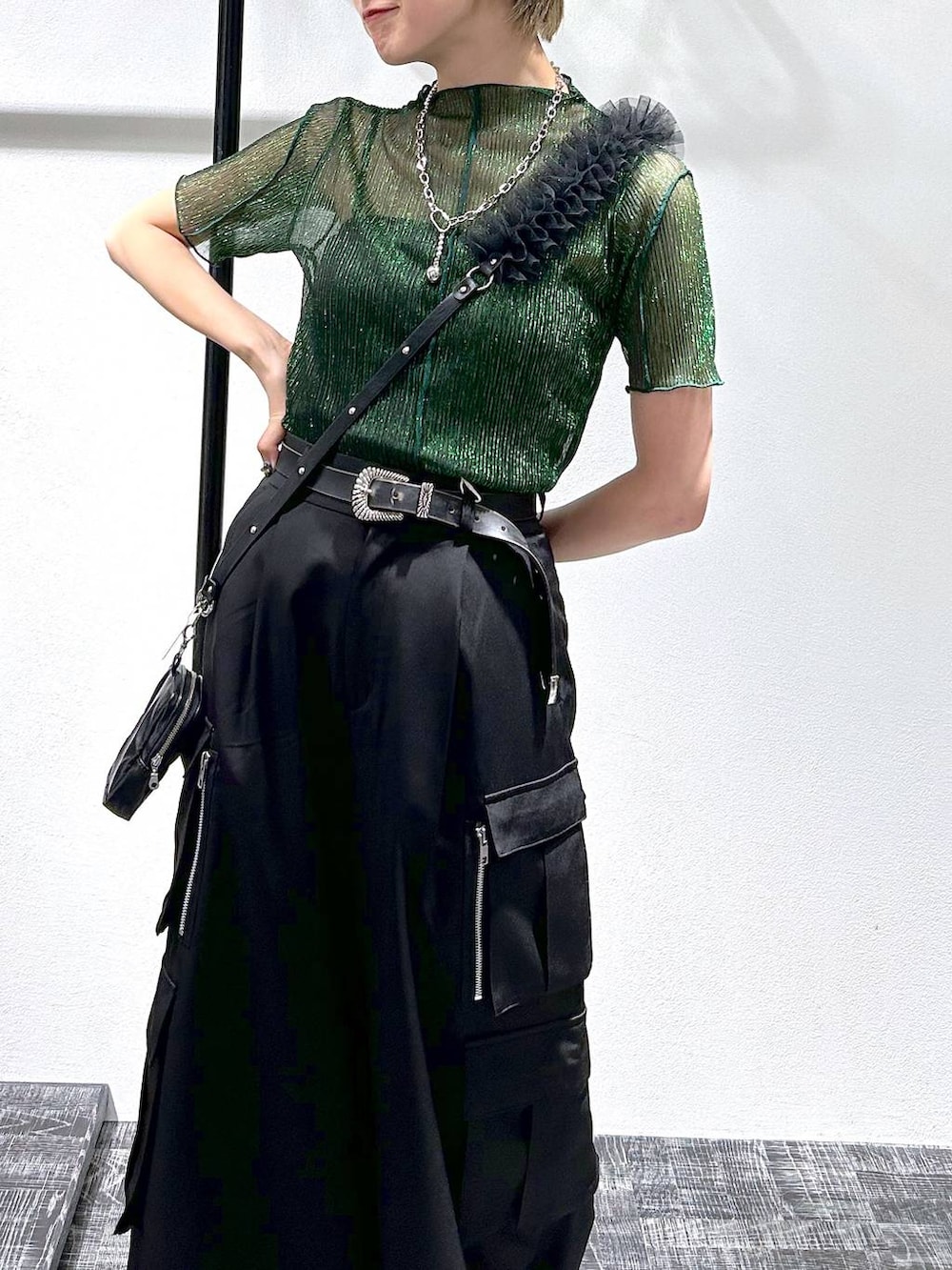 グリーン系のTシャツ/カットソー、ブラック系のブルゾン、ブラック系のカーゴパンツを着用したレディースの夏コーディネートの3枚目の写真