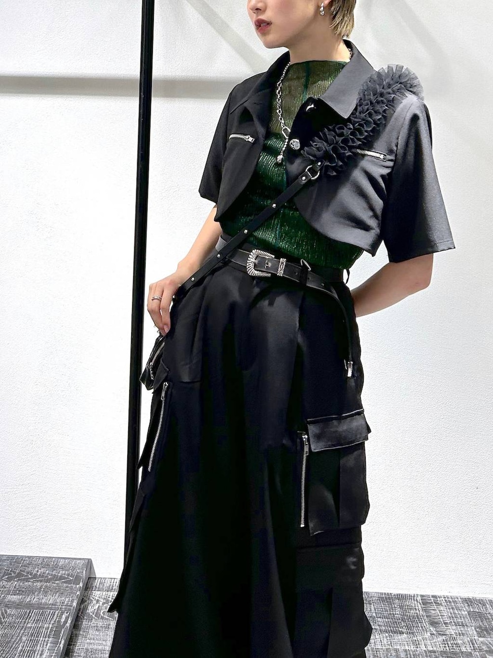 グリーン系のTシャツ/カットソー、ブラック系のブルゾン、ブラック系のカーゴパンツを着用したレディースの夏コーディネートの5枚目の写真