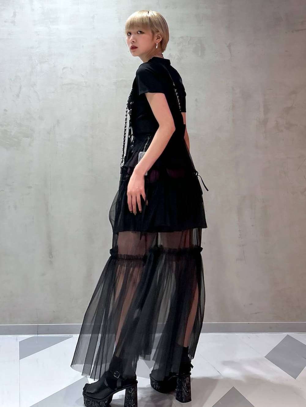 レッド系のスカート、グレー系のサンダル、パープル系のその他パンツを着用したレディースの夏コーディネートの9枚目の写真