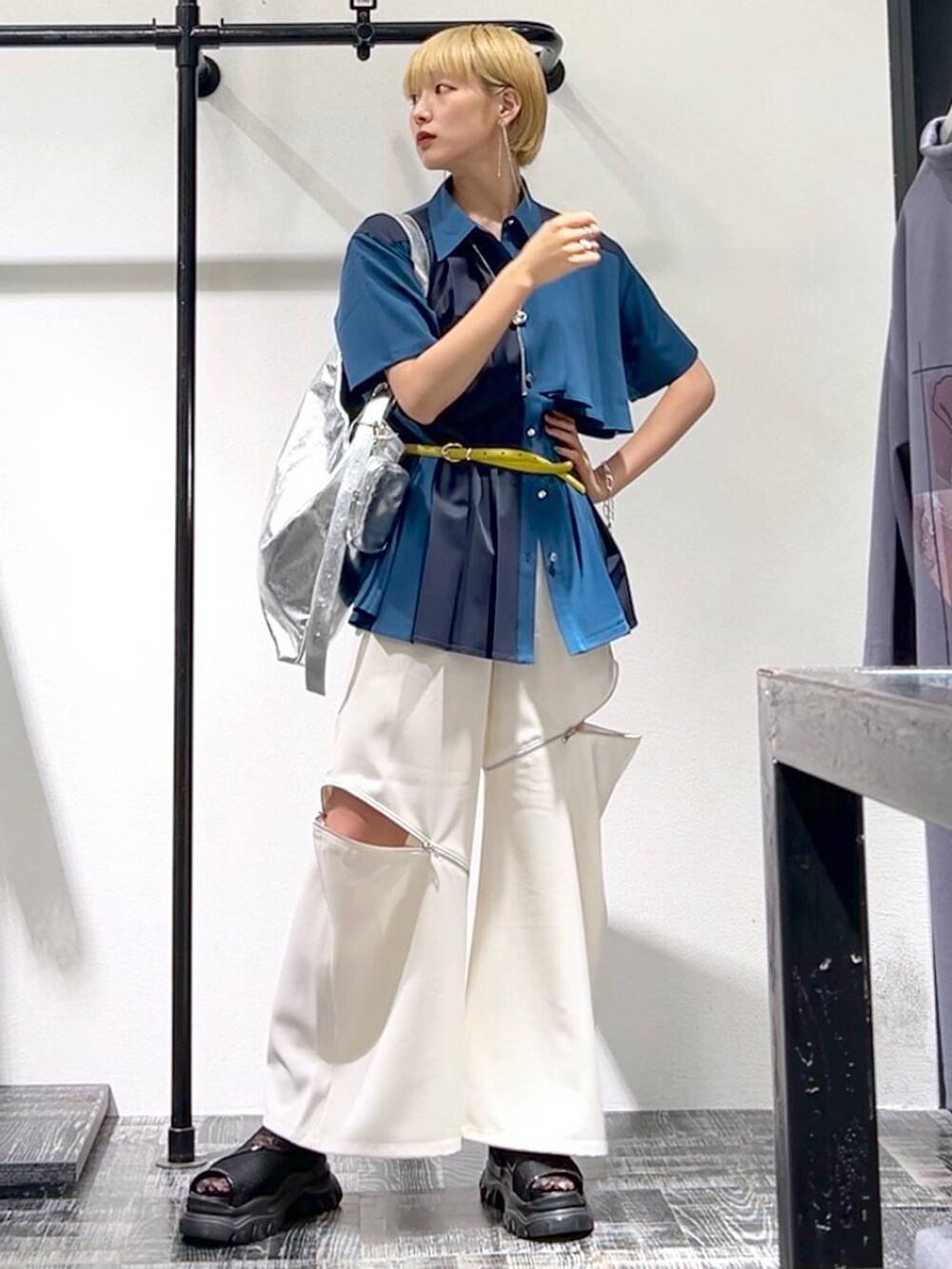 「ベーシック/シンプル、着痩せ・細見え、モード」｜「HAREのポーチツキショルダーBAG/A4 PC収納可能(HARE)（ショルダーバッグ、シルバー系）」を使った、Moneさん（レディース・162cm）の夏コーディネートの4枚目の写真
