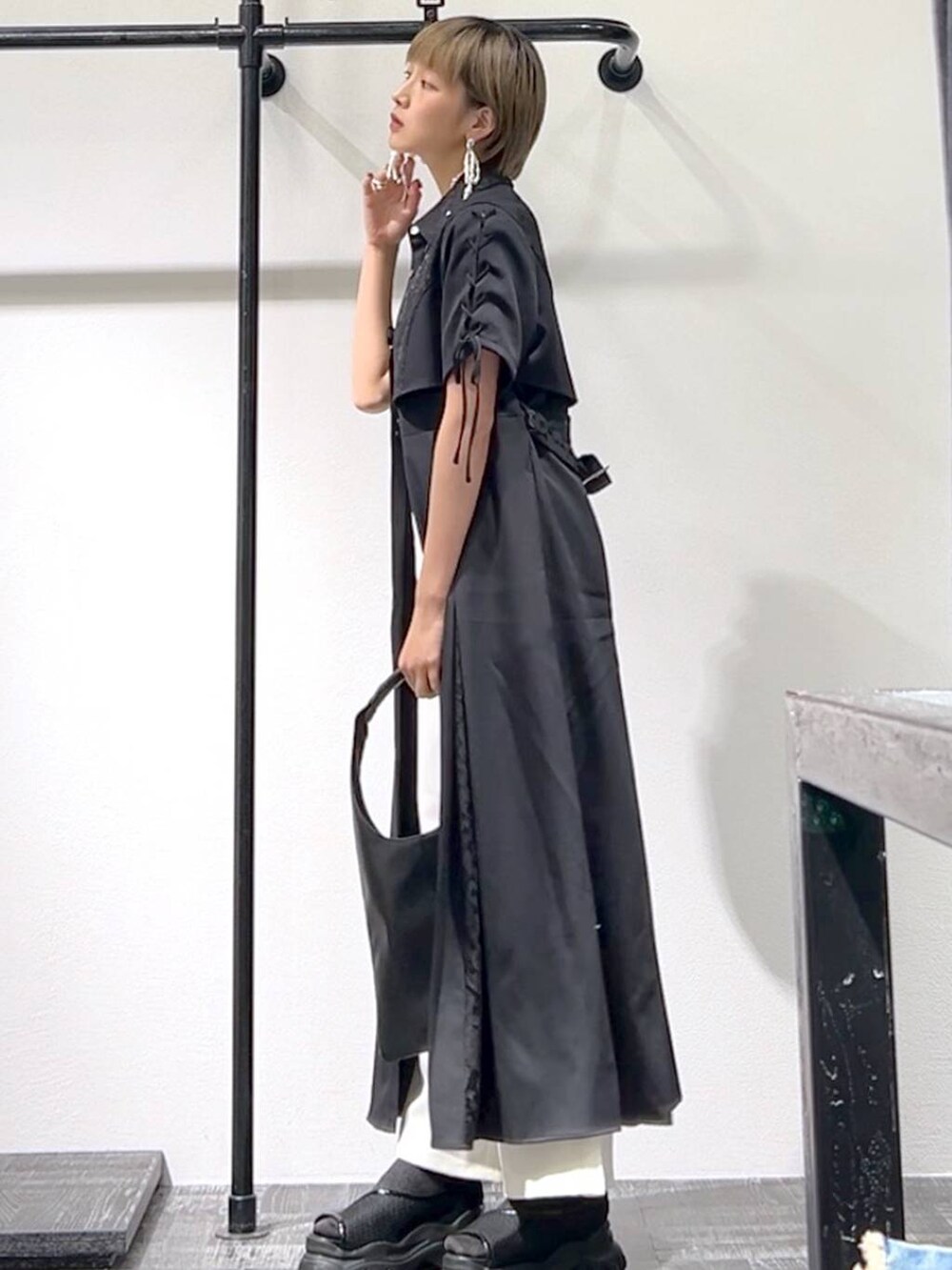 ホワイト系のその他パンツ、ブラック系のサンダル、ブラック系のワンピースを着用したレディースの夏コーディネートの4枚目の写真