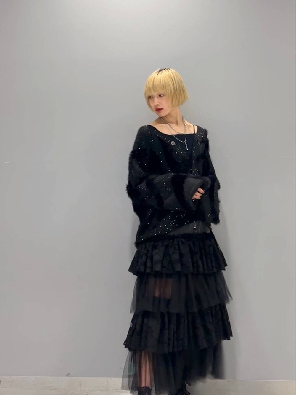 ブラック系のカーディガン/ボレロ、ブラック系のデニムスカート、シルバー系のネックレスを着用したレディースの秋コーディネートの7枚目の写真