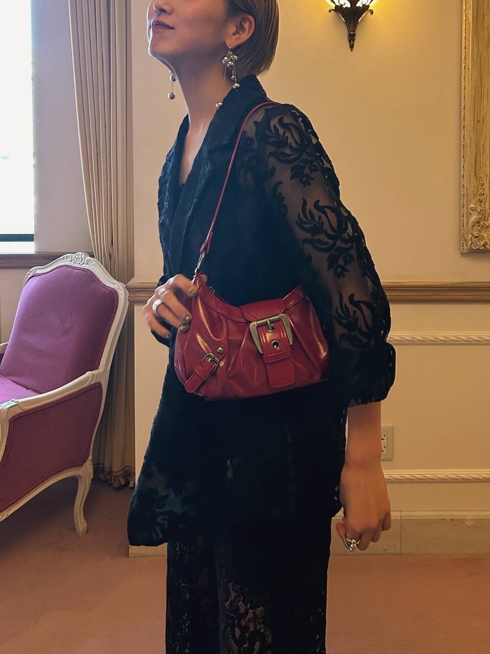 ブラック系のその他パンツ、ブラック系のテーラードジャケット、ブラック系のパンプスを着用したレディースの夏コーディネートの5枚目の写真