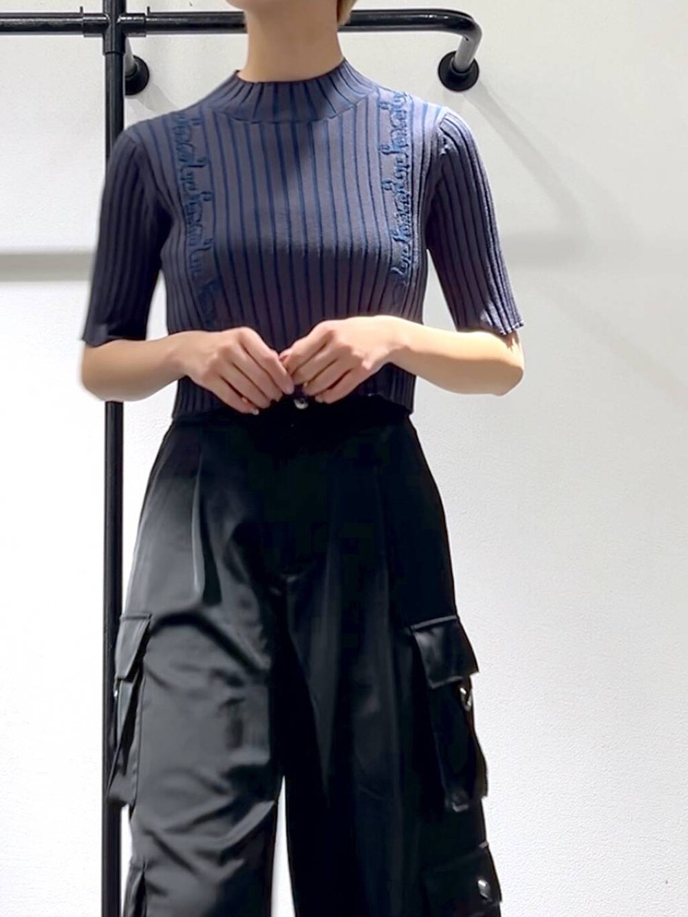 ブラック系のサンダル、ブラック系のカーゴパンツ、グレー系のニット/セーターを着用したレディースの春コーディネートの3枚目の写真