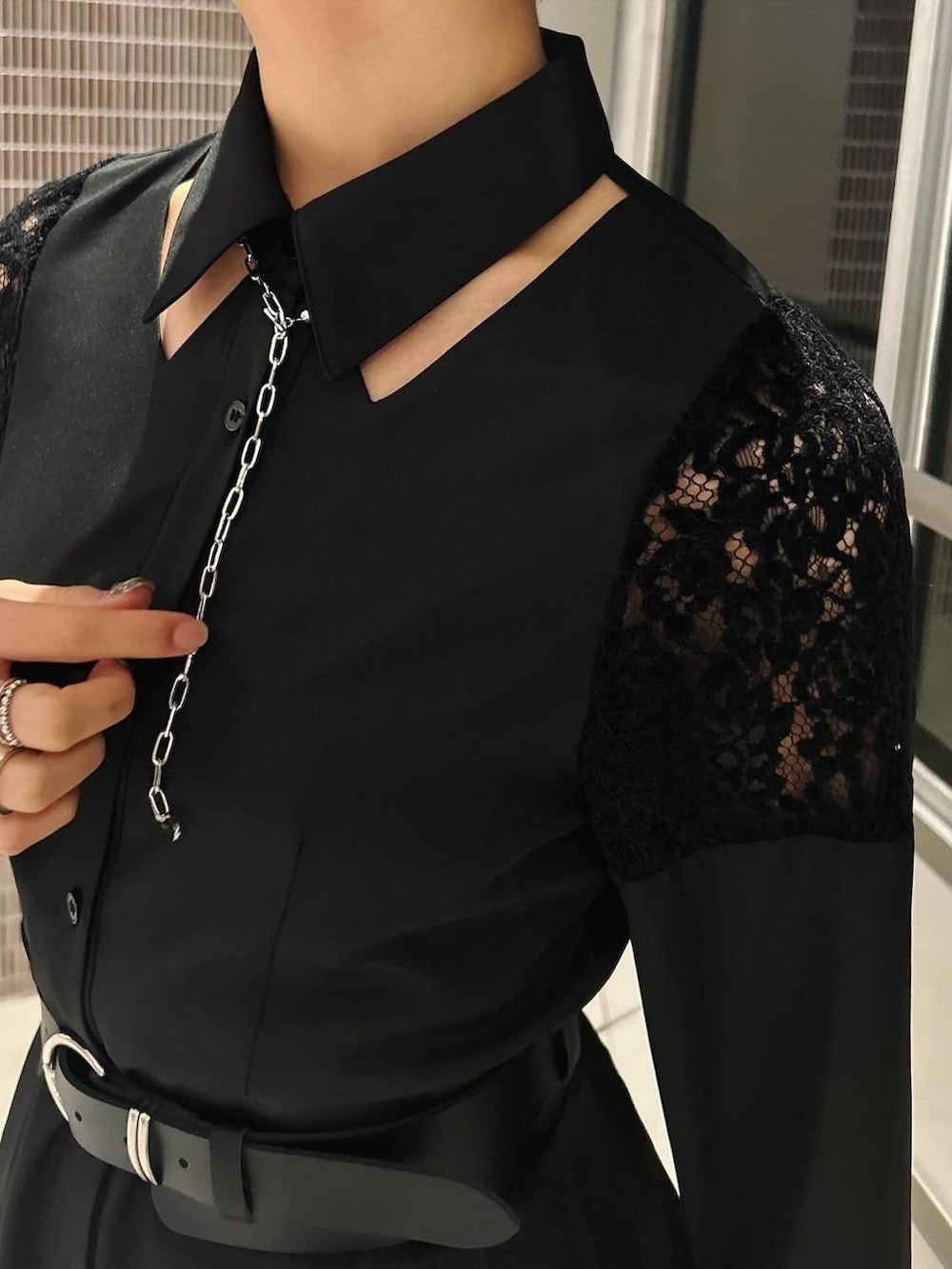 ブラック系のワンピース、ブラック系のブーツ、ブラック系のベルトを着用したレディースの春コーディネートの2枚目の写真