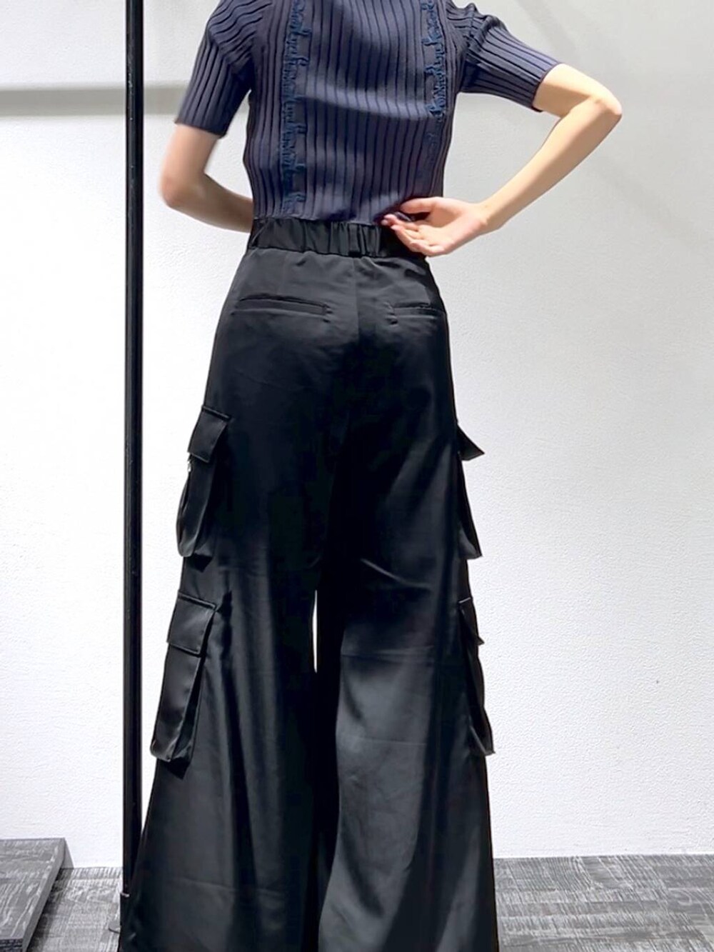 ブラック系のサンダル、ブラック系のカーゴパンツ、グレー系のニット/セーターを着用したレディースの春コーディネートの6枚目の写真