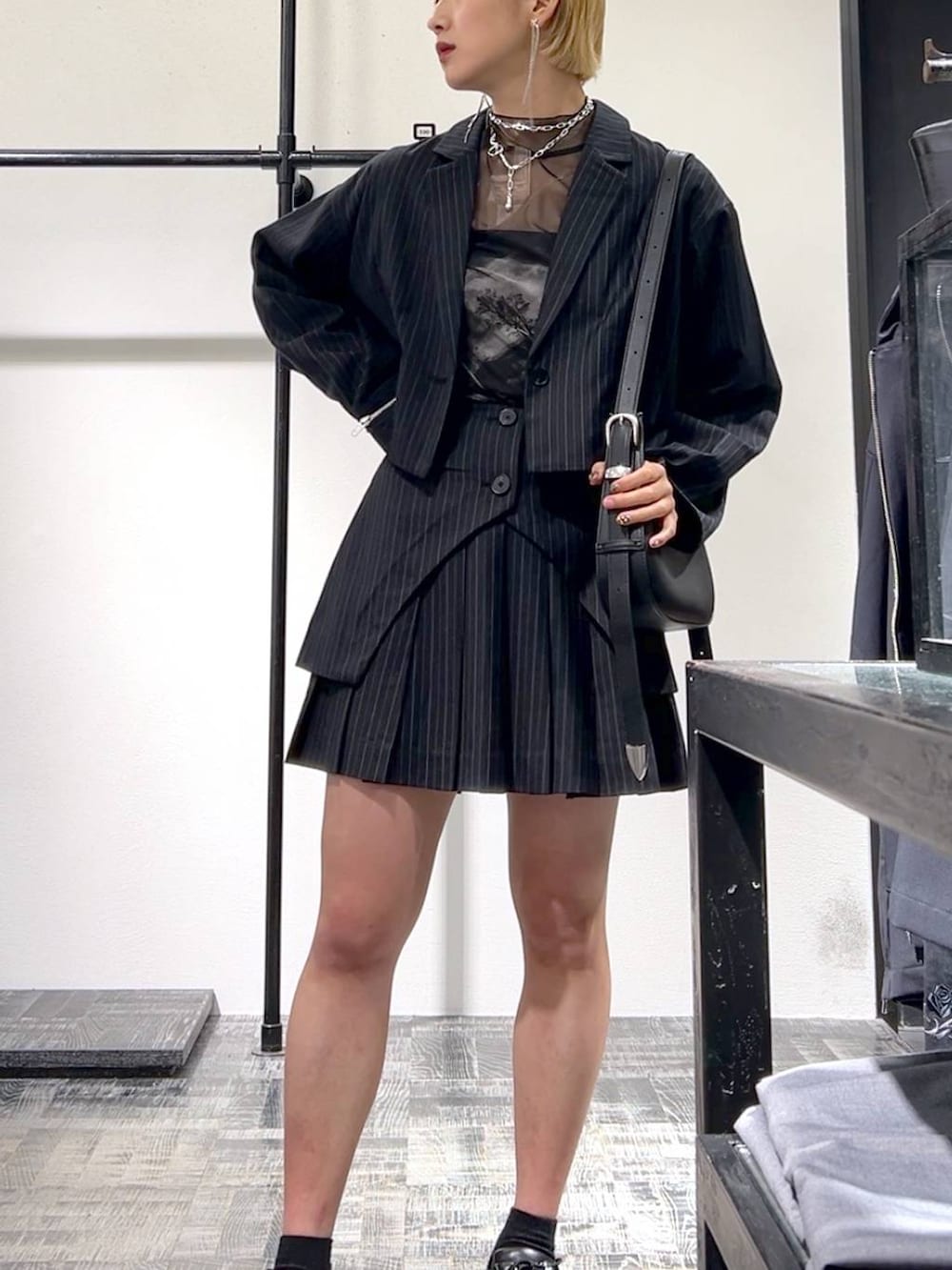 その他のテーラードジャケット、ブラック系のTシャツ/カットソー、ブラック系のショルダーバッグを着用したレディースの夏コーディネートの3枚目の写真