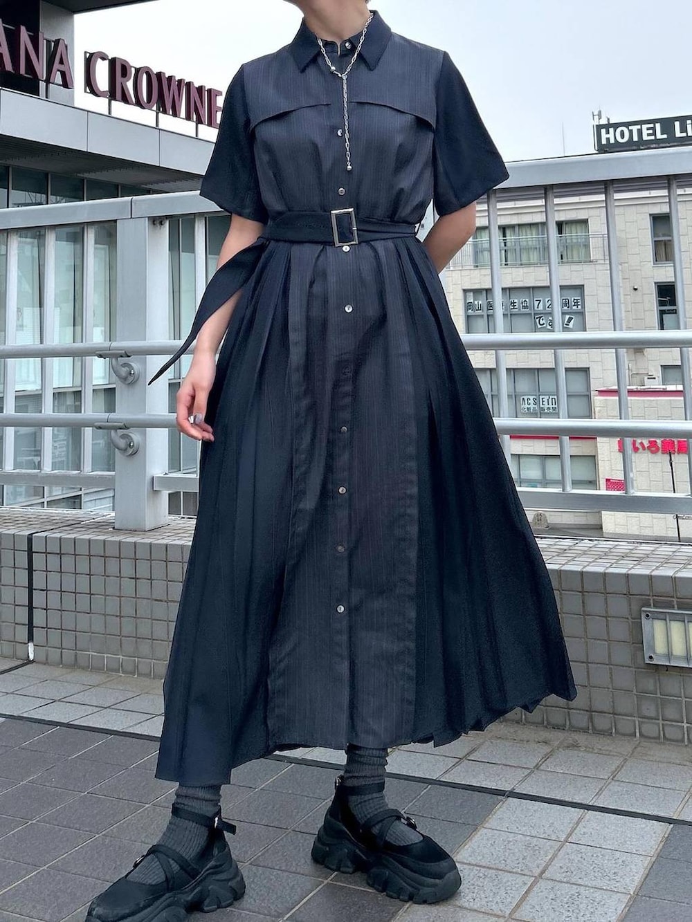 その他のワンピース、シルバー系のネックレスを着用したレディースの春コーディネートの5枚目の写真