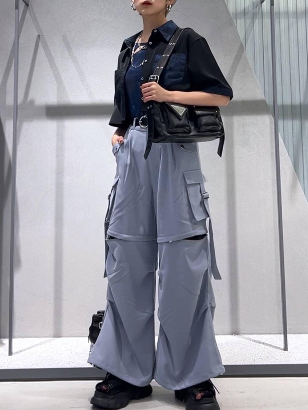 ブラック系のサンダル、ブラック系のショルダーバッグ、パープル系のシャツ/ブラウスを着用したレディースの夏コーディネートの2枚目の写真