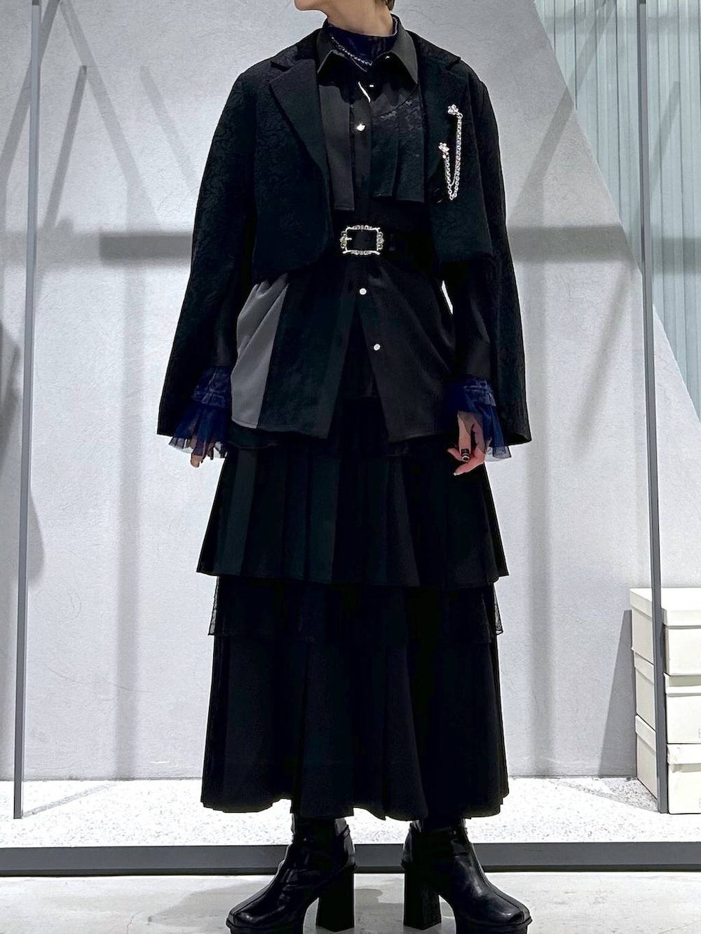 パープル系のTシャツ/カットソー、グレー系のブーツ、ブラック系のテーラードジャケットを着用したレディースの冬コーディネートの5枚目の写真