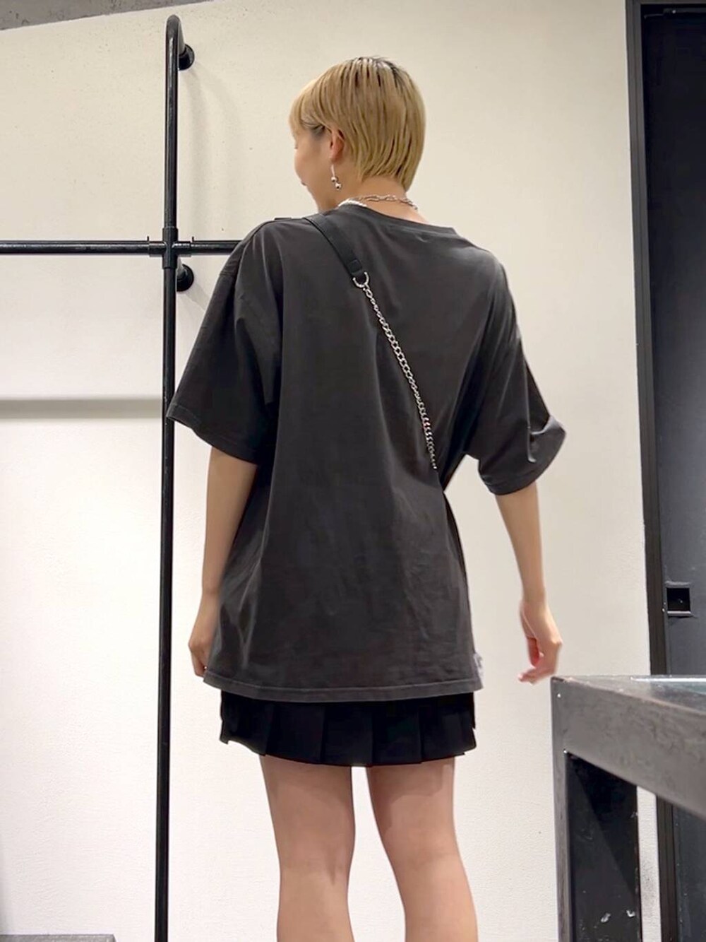 ブラック系のサンダル、グレー系のTシャツ/カットソー、ブラック系のショルダーバッグを着用したレディースの春コーディネートの4枚目の写真