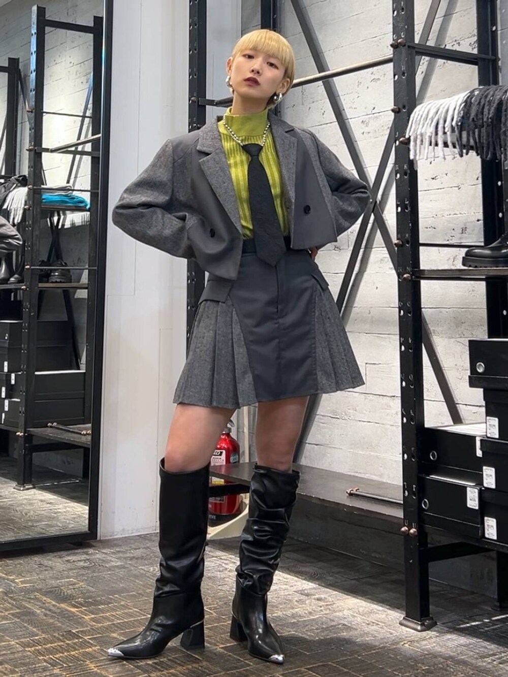 ブラック系のネクタイ、グレー系のテーラードジャケット、グレー系のその他パンツを着用したレディースの秋コーディネートの2枚目の写真