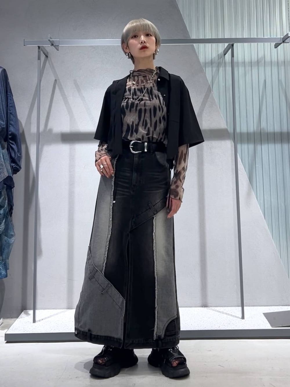 ブラック系のサンダル、ブラック系のデニムスカート、ブラック系のシャツ/ブラウスを着用したレディースの夏コーディネートの3枚目の写真