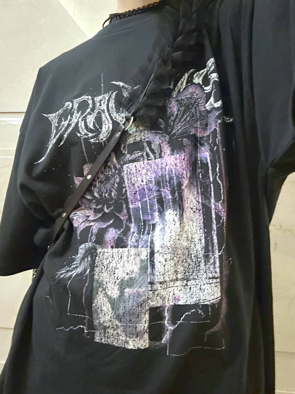 ブラック系のデニムパンツ、ブラック系のTシャツ/カットソー、ブラック系のチョーカーを着用したレディースの春コーディネートの6枚目の写真