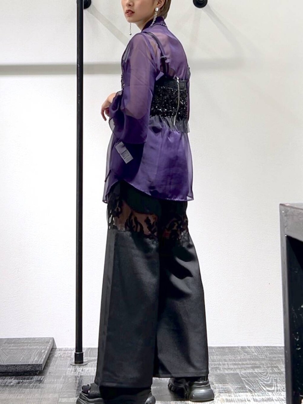 パープル系のシャツ/ブラウス、ブラック系のチューブトップ、ブラック系のその他パンツを着用したレディースの夏コーディネートの6枚目の写真